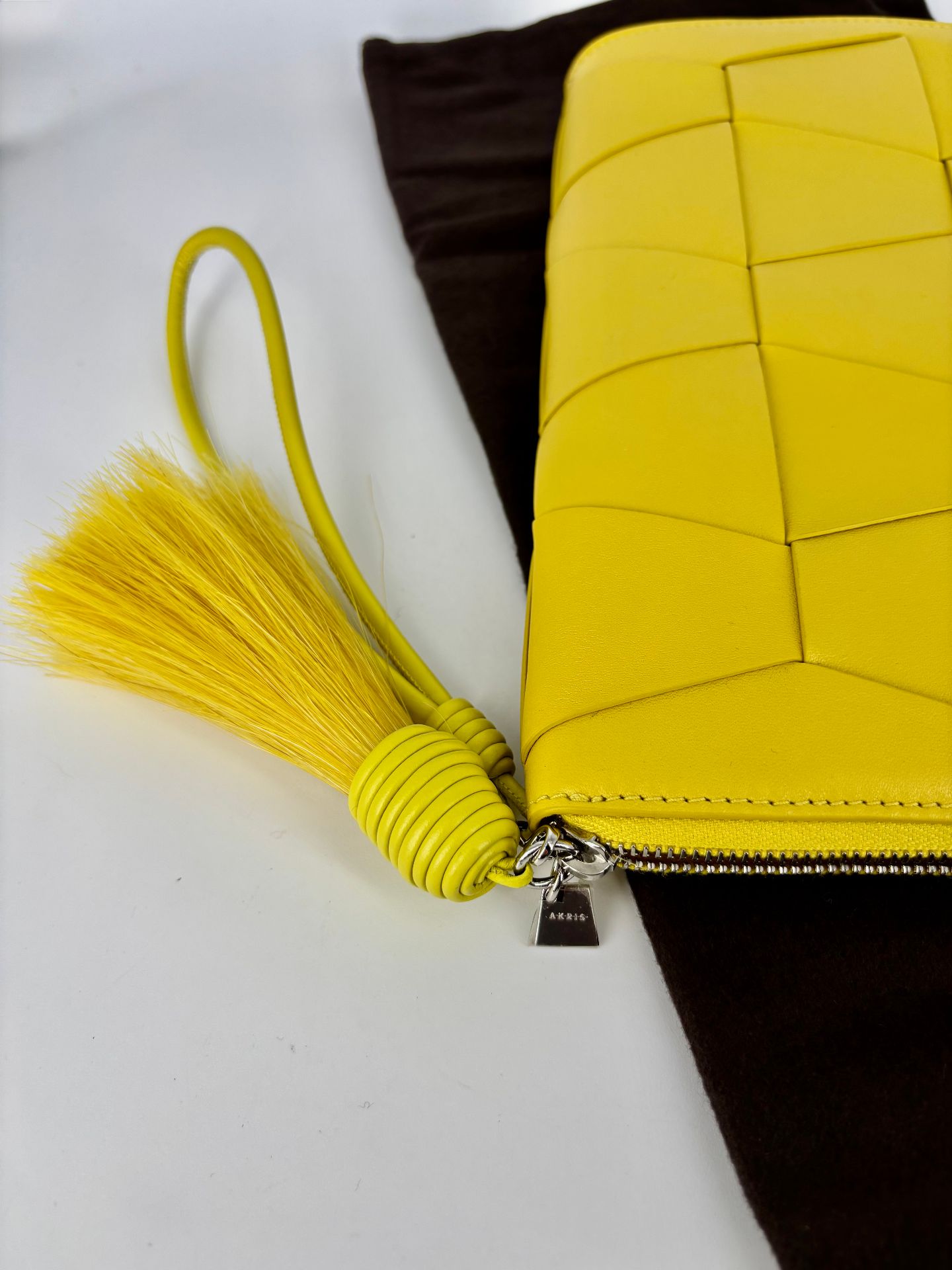 Pochette Akris cuir jaune tressé géométrique origami zip pompon – 25 × 15 cm-2