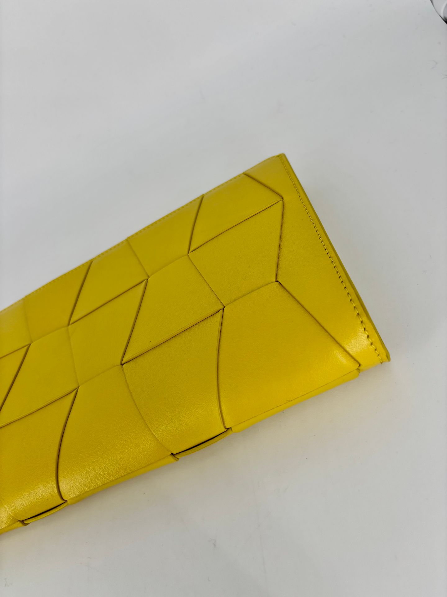 Pochette Akris cuir jaune tressé géométrique origami zip pompon – 25 × 15 cm-8
