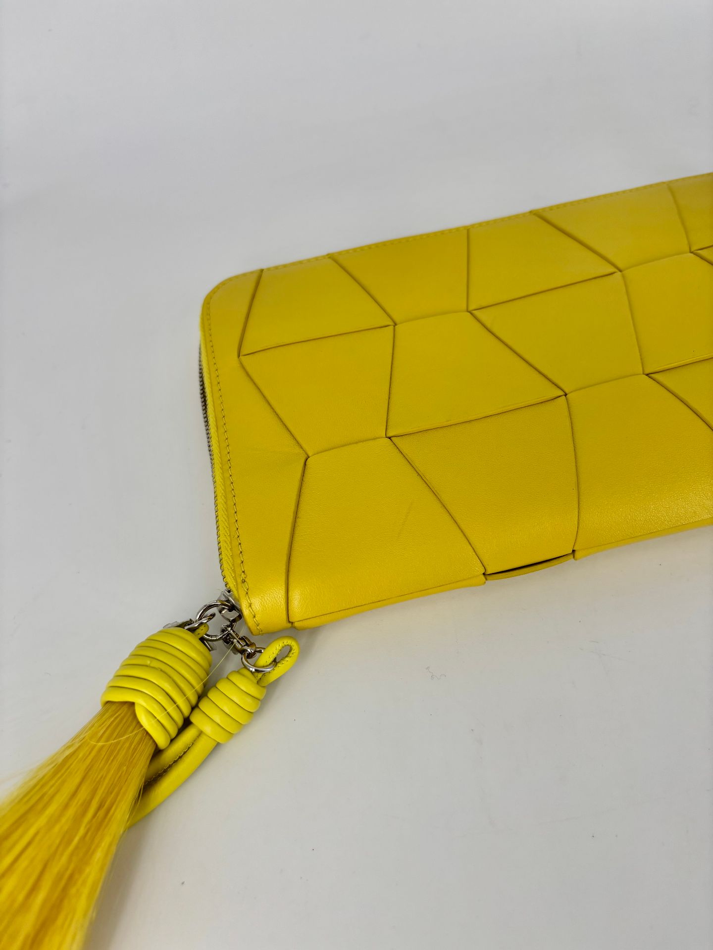 Pochette Akris cuir jaune tressé géométrique origami zip pompon – 25 × 15 cm-9
