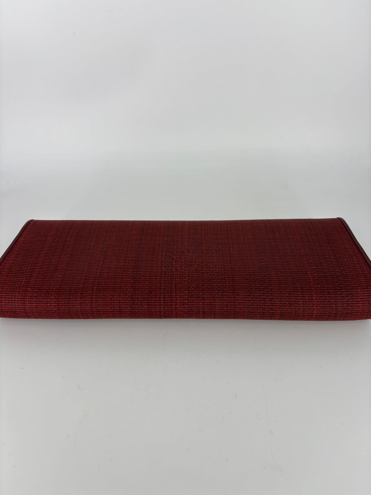 Pochette Akris tissu bordeaux texturé stries intégral bords cuir ton sur ton-4