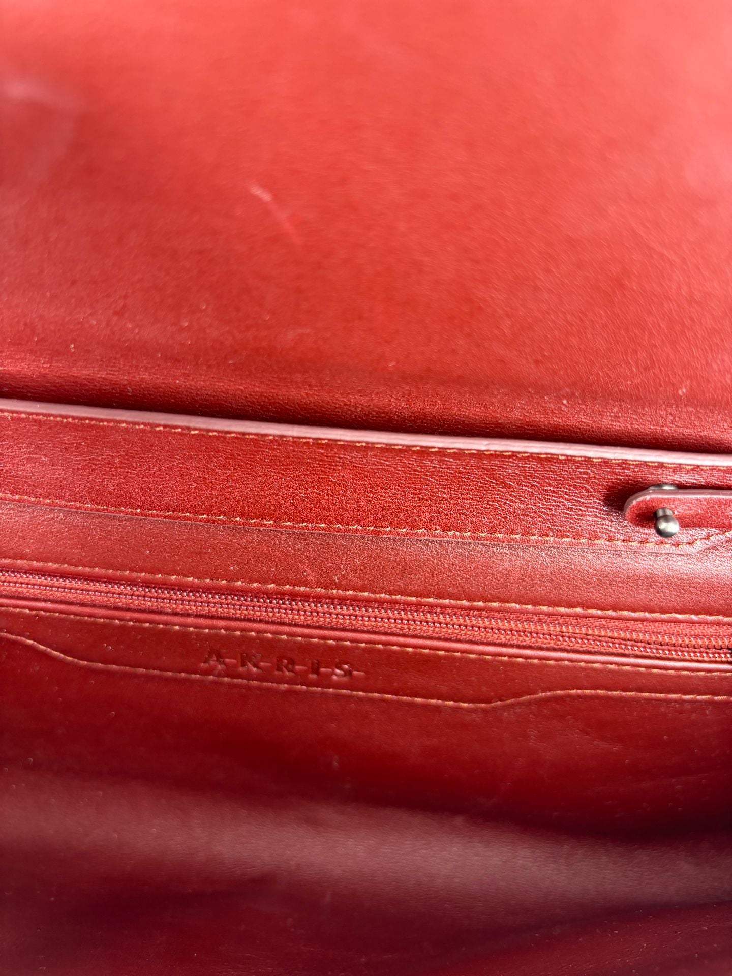 Pochette Akris tissu bordeaux texturé stries intégral bords cuir ton sur ton-5