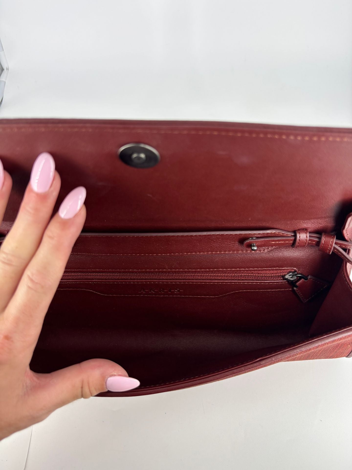 Pochette Akris tissu bordeaux texturé stries intégral bords cuir ton sur ton-6