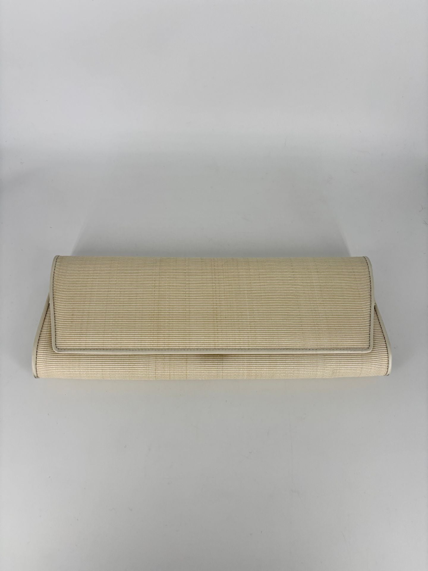Pochette Akris tissu beige texturé stries intégral liseré contrastant – 29 × 11 cm-2