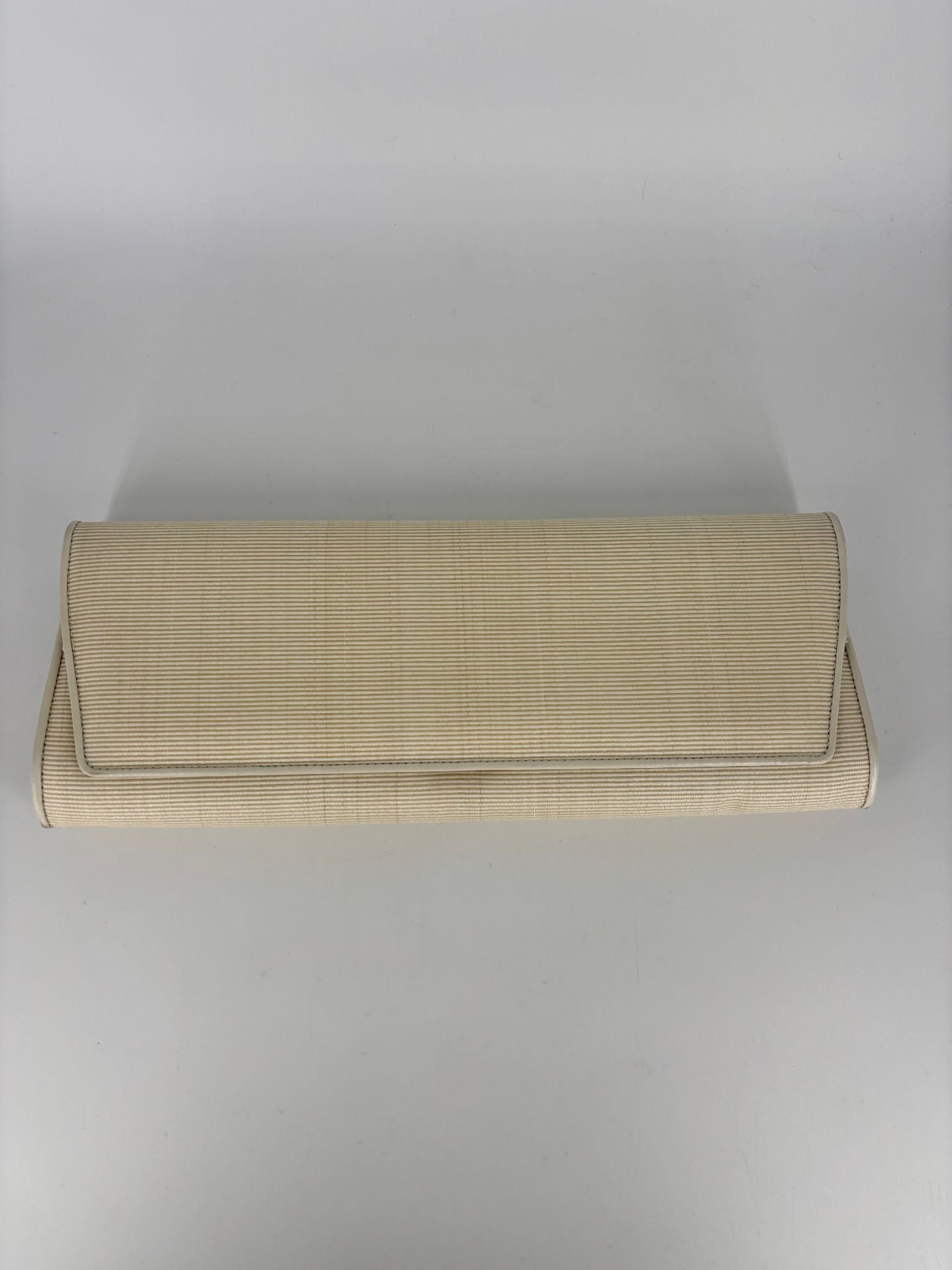 Pochette Akris tissu beige texturé stries intégral liseré contrastant – 29 × 11 cm-3