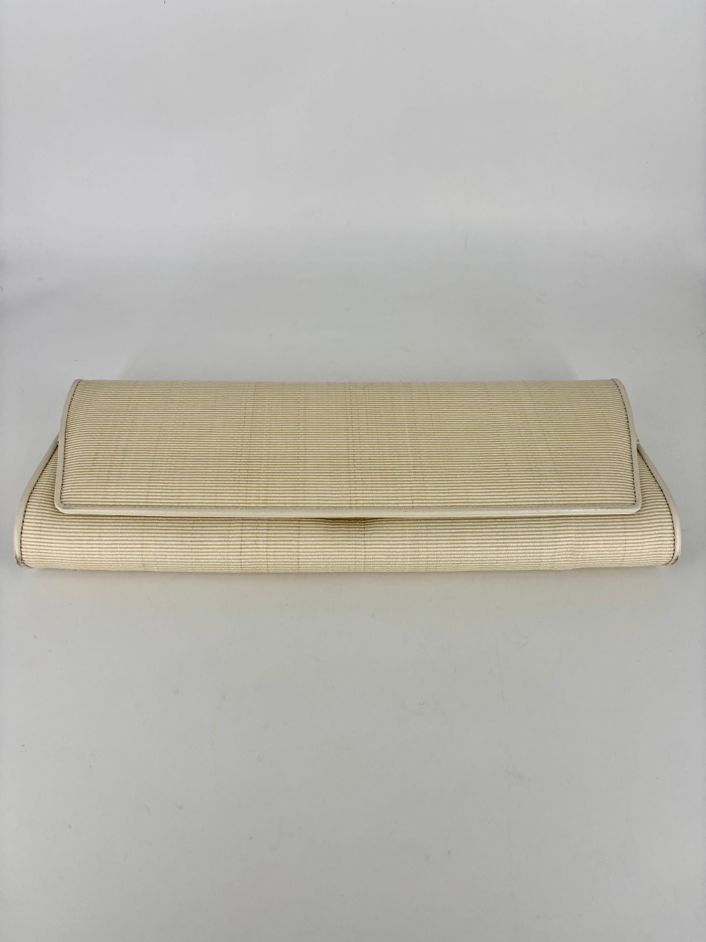 Pochette Akris tissu beige texturé stries intégral liseré contrastant – 29 × 11 cm-4
