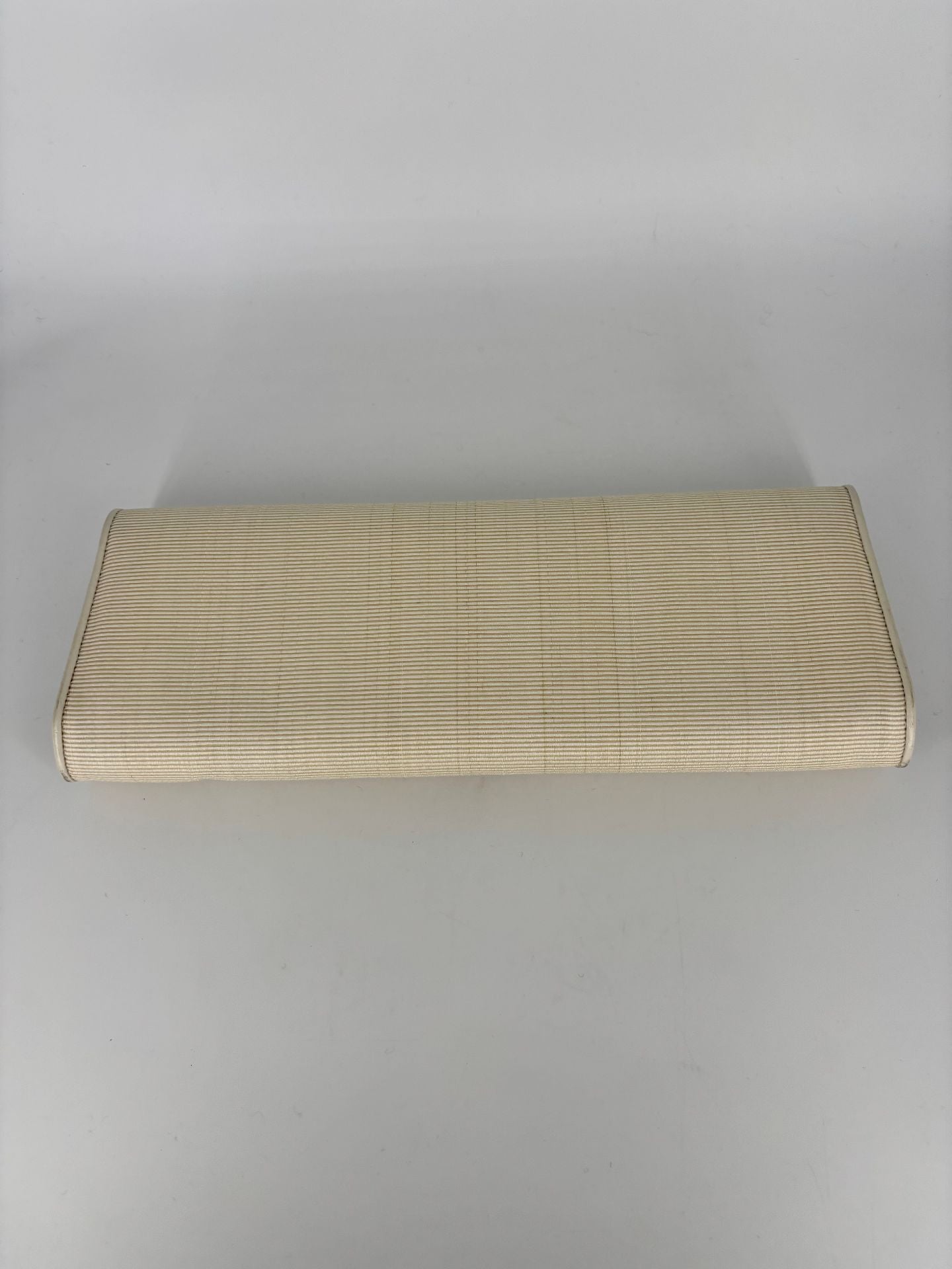 Pochette Akris tissu beige texturé stries intégral liseré contrastant – 29 × 11 cm-5