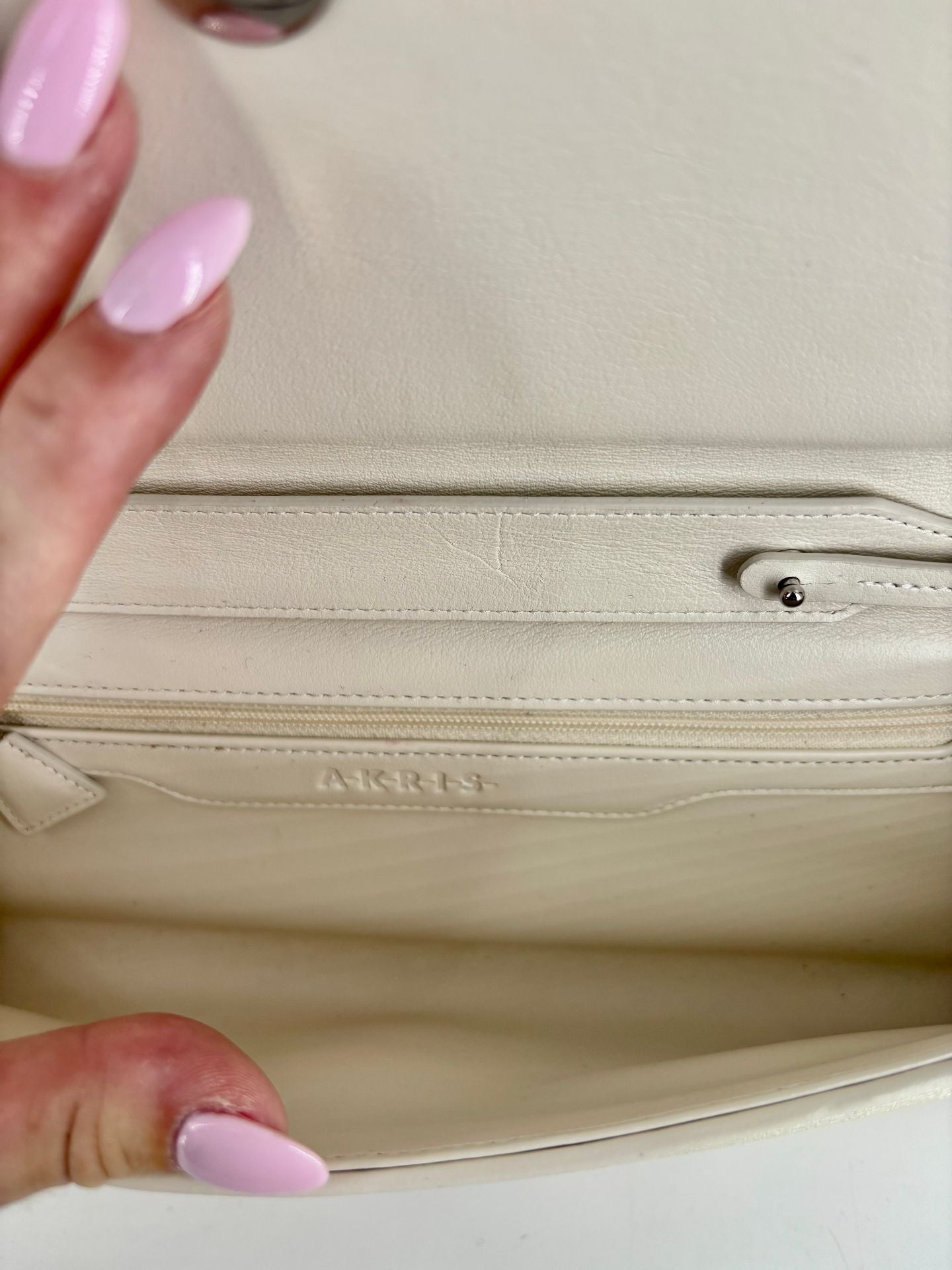 Pochette Akris tissu beige texturé stries intégral liseré contrastant – 29 × 11 cm-6