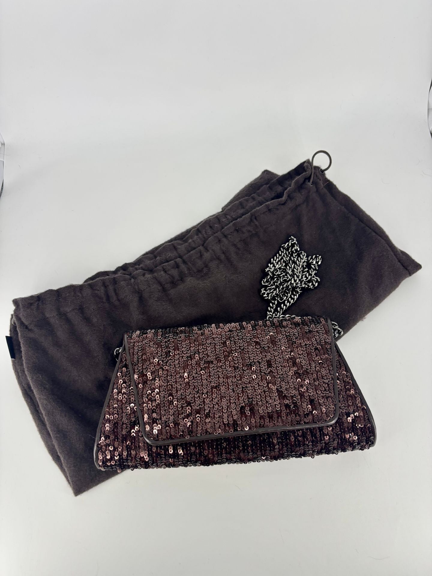 Pochette Akris Anouk Mini Clutch tissu pailleté bordeaux chaîne détachable – 20 × 11 cm-2