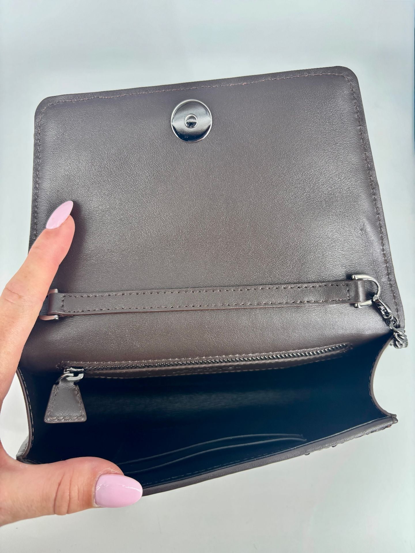 Pochette Akris Anouk Mini Clutch tissu pailleté bordeaux chaîne détachable – 20 × 11 cm-6