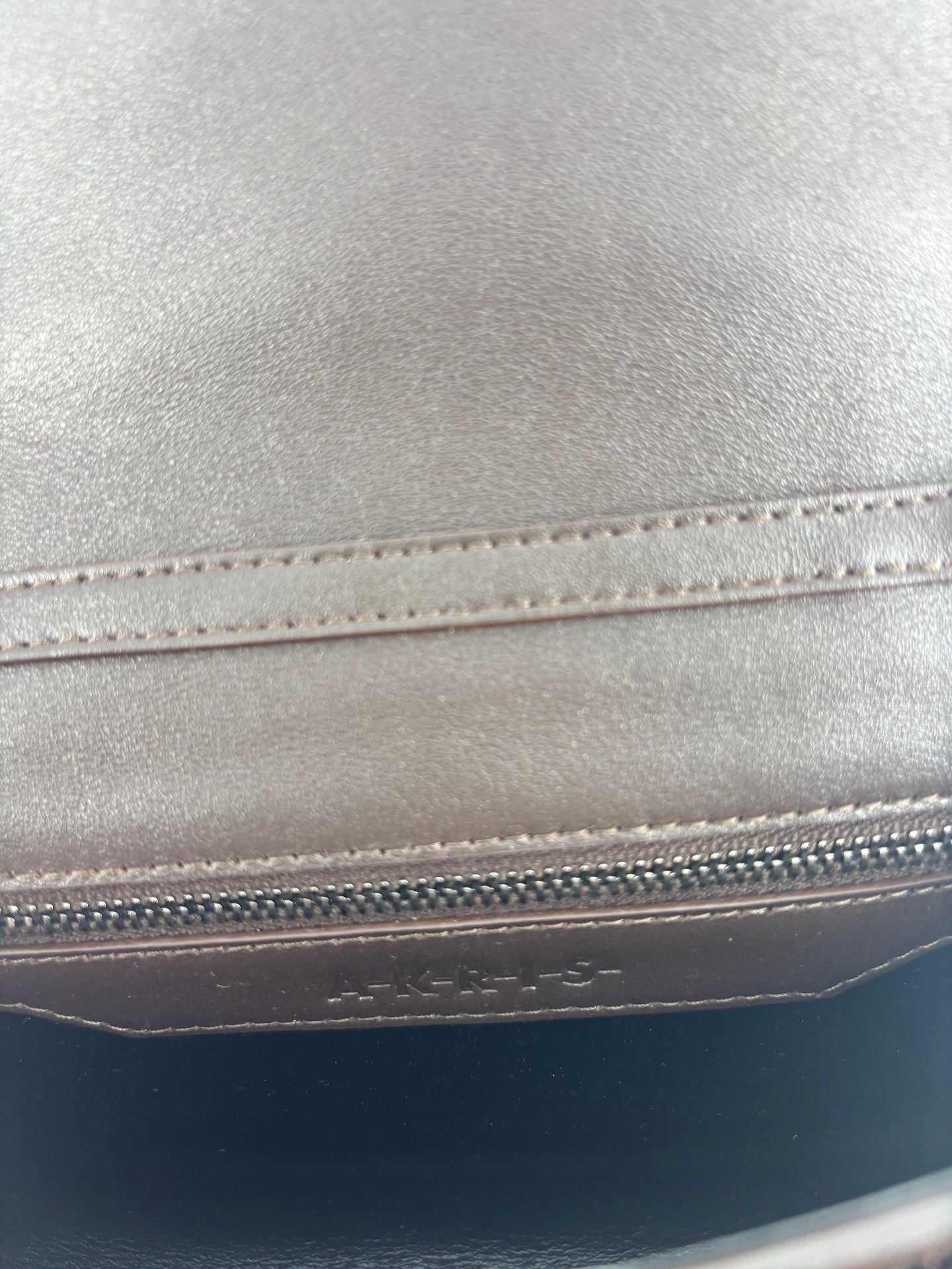Sac Akris Anouk Little Day cuir tressé multicolore rabat corps noir fermoir trapèze – 24 × 16 cm-6