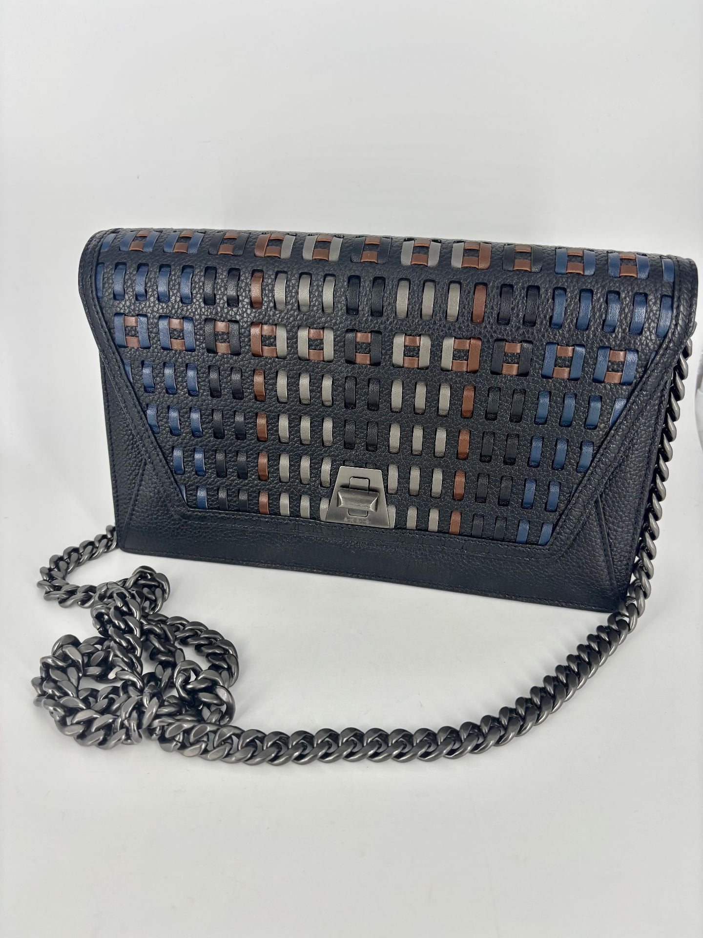 Sac Akris Anouk Little Day cuir tressé multicolore rabat corps noir fermoir trapèze – 24 × 16 cm-1