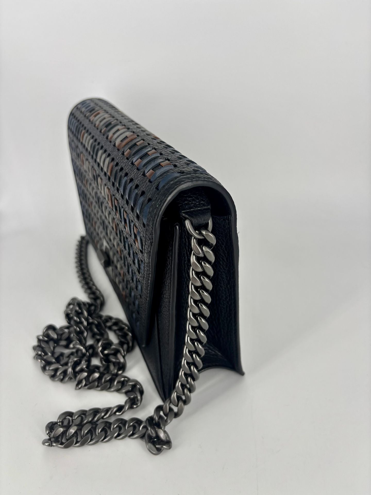 Sac Akris Anouk Little Day cuir tressé multicolore rabat corps noir fermoir trapèze – 24 × 16 cm-3