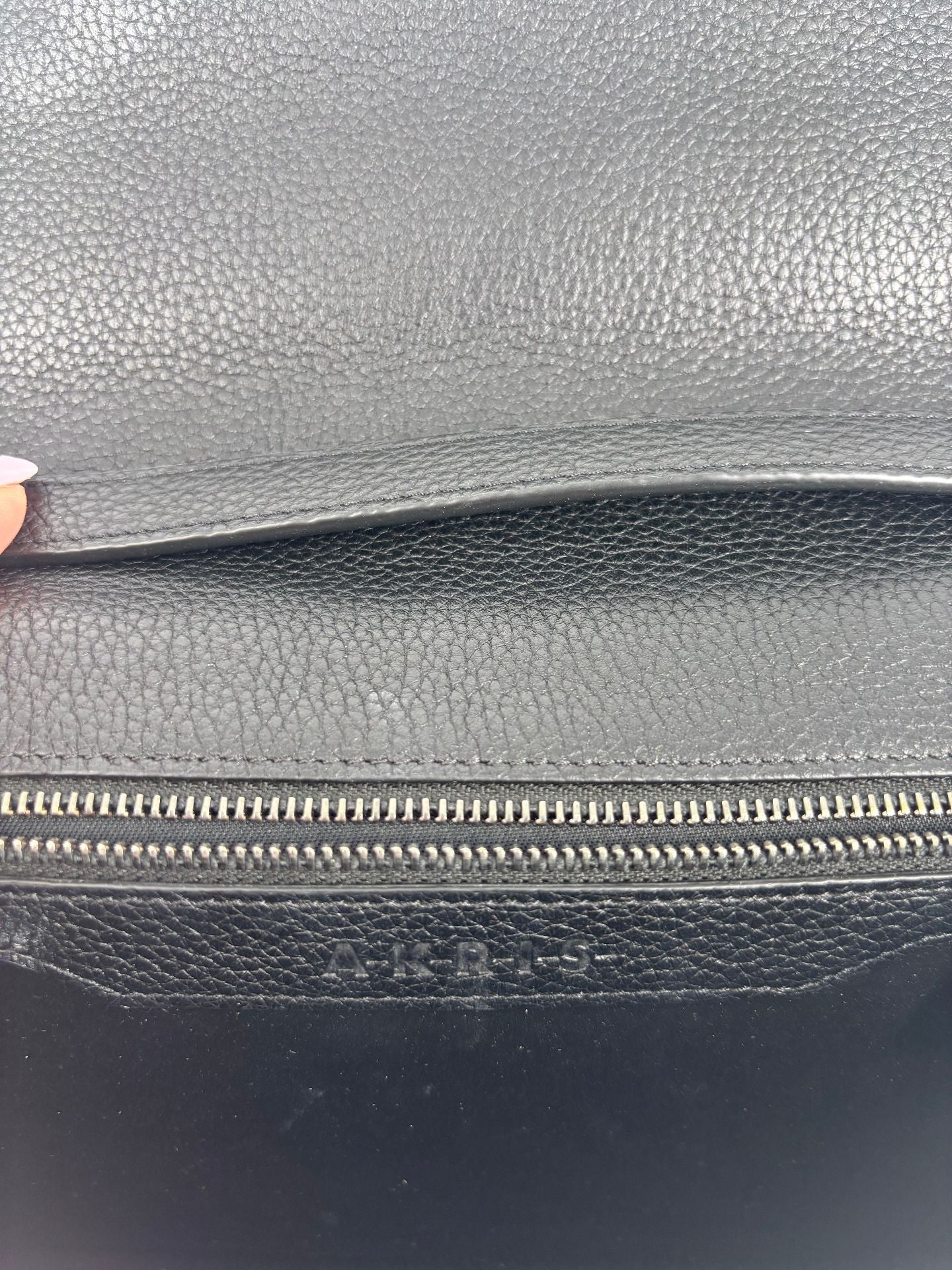 Sac Akris Anouk Little Day cuir tressé multicolore rabat corps noir fermoir trapèze – 24 × 16 cm-9