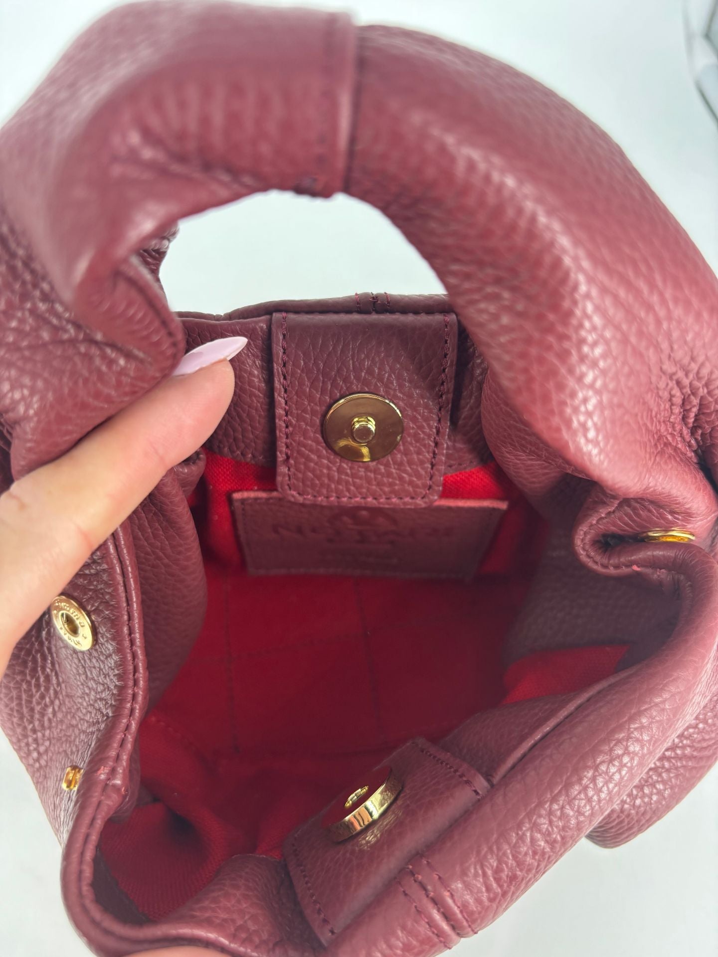 Sac Notari cuir grainé bordeaux rabat bouton pression doré doublure rouge – 23 × 21 cm-6