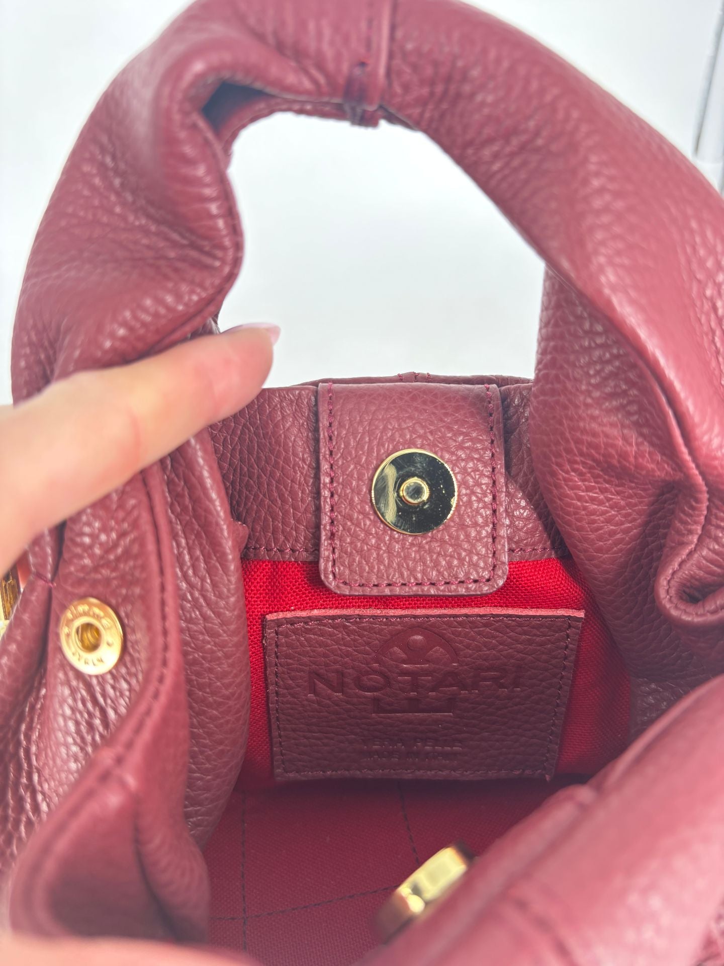 Sac Notari cuir grainé bordeaux rabat bouton pression doré doublure rouge – 23 × 21 cm-7
