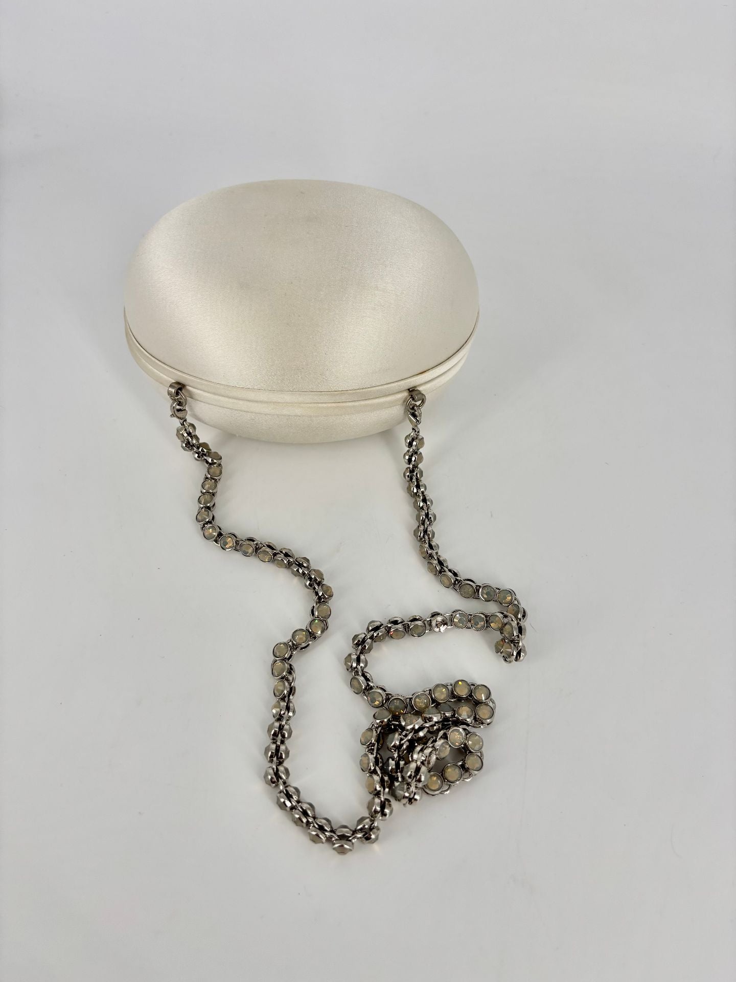 Pochette satin blanc cassé forme galet chaîne strass argentés – 8 × 12 cm-2