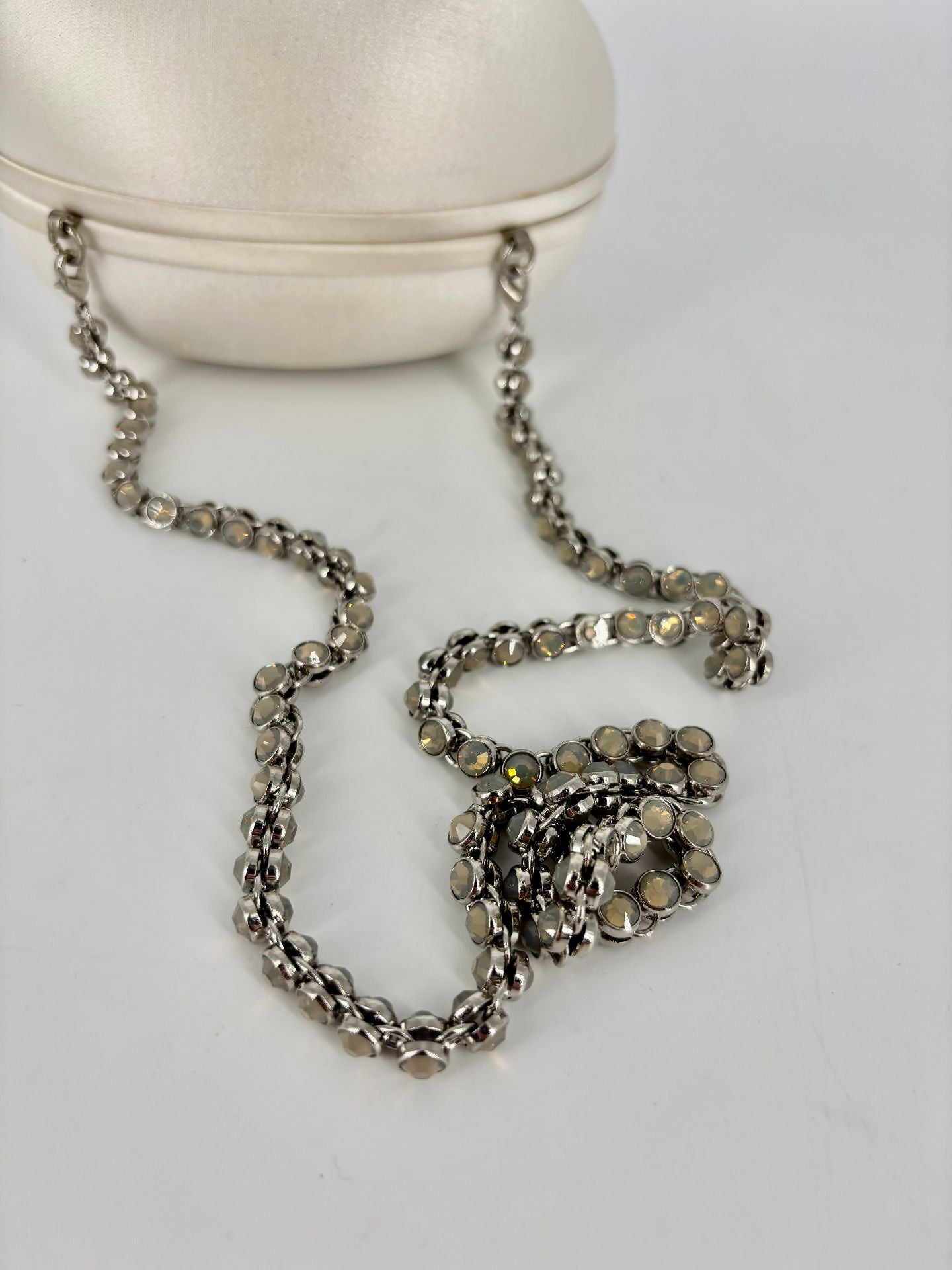 Pochette satin blanc cassé forme galet chaîne strass argentés – 8 × 12 cm-3