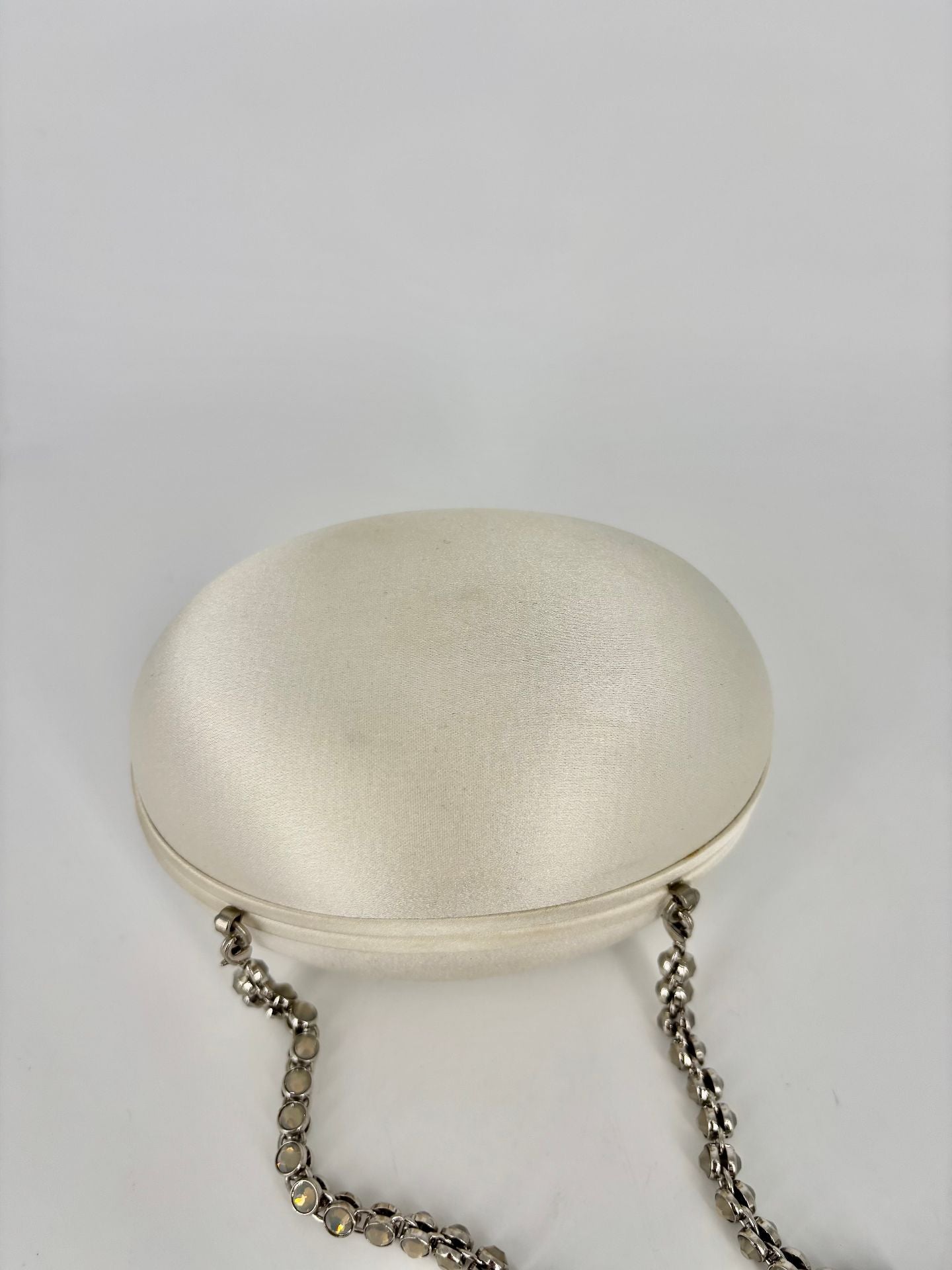 Pochette satin blanc cassé forme galet chaîne strass argentés – 8 × 12 cm-4