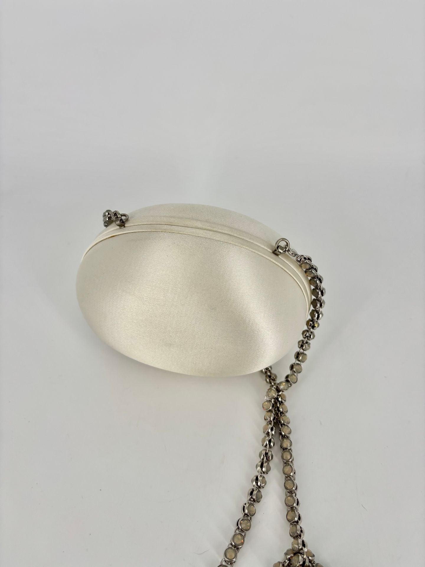 Pochette satin blanc cassé forme galet chaîne strass argentés – 8 × 12 cm-5