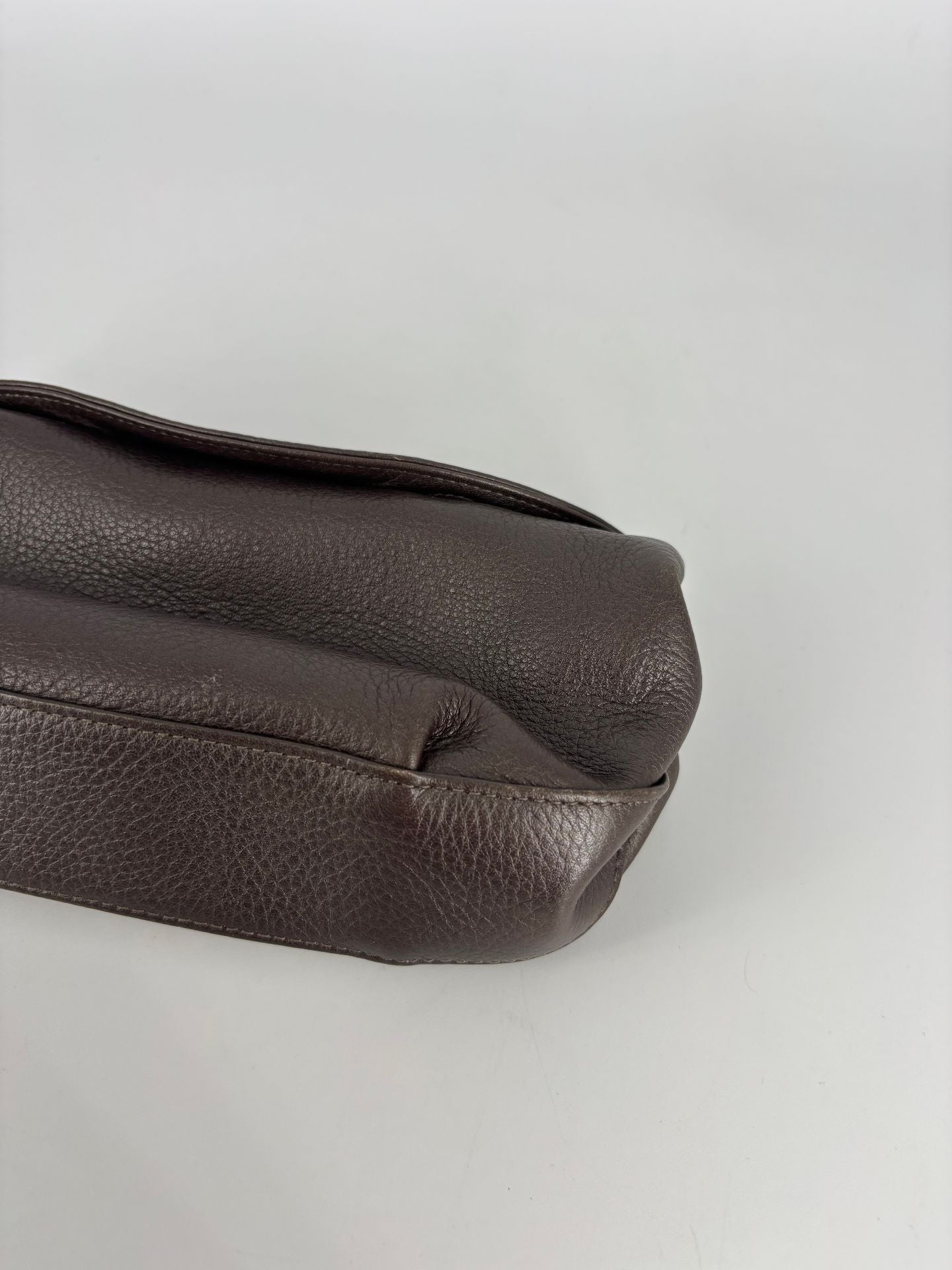 Pochette Akris en cuir grainé taupe – cuir de veau – 20 cm-3