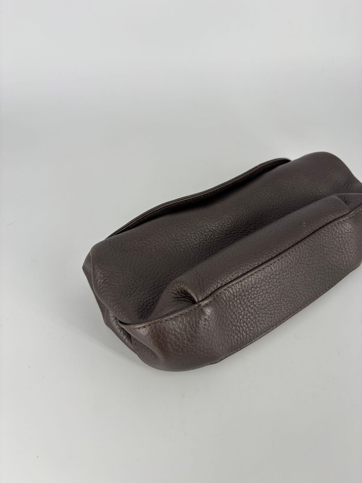 Pochette Akris en cuir grainé taupe – cuir de veau – 20 cm-4