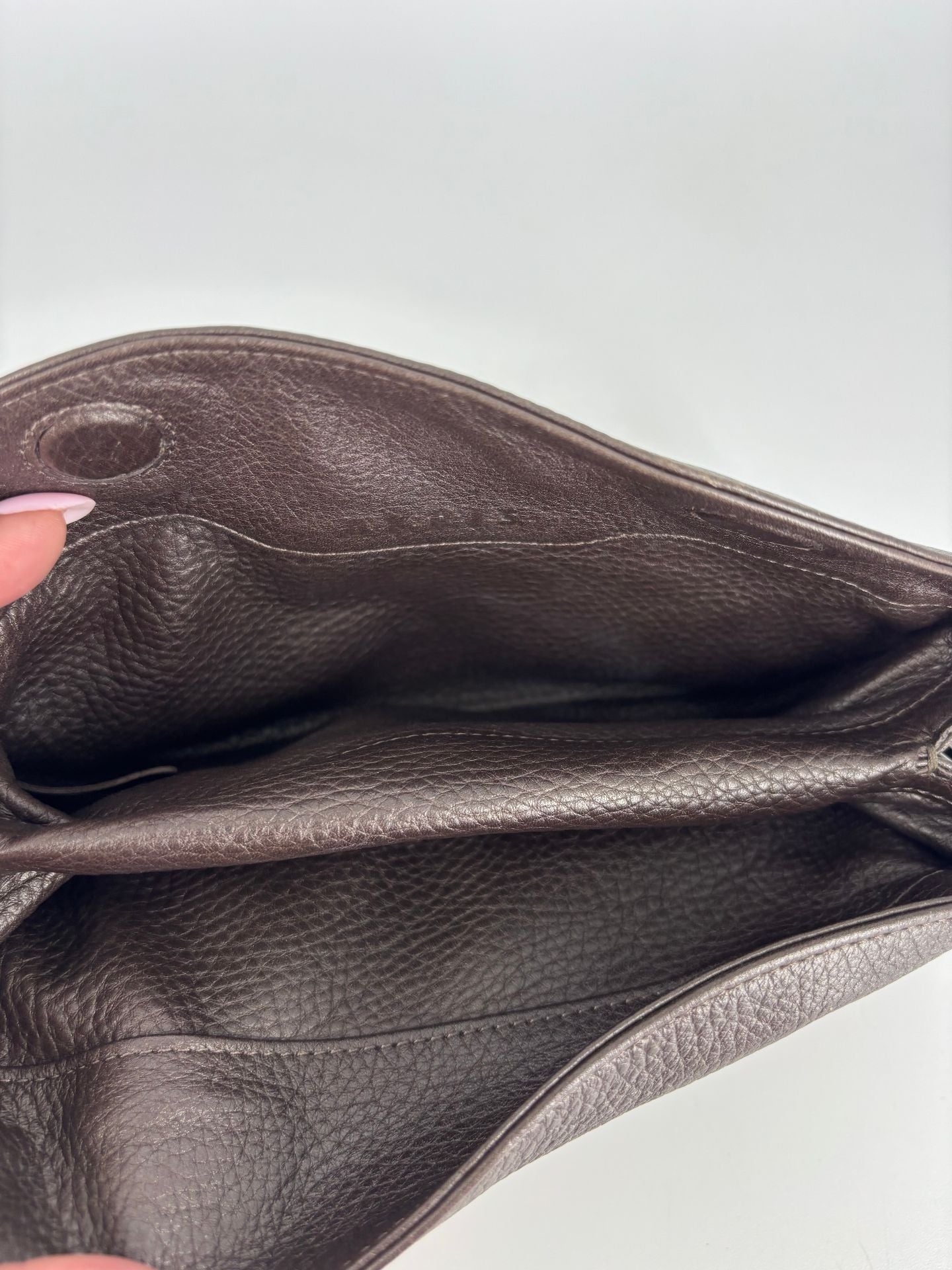 Pochette Akris en cuir grainé taupe – cuir de veau – 20 cm-6