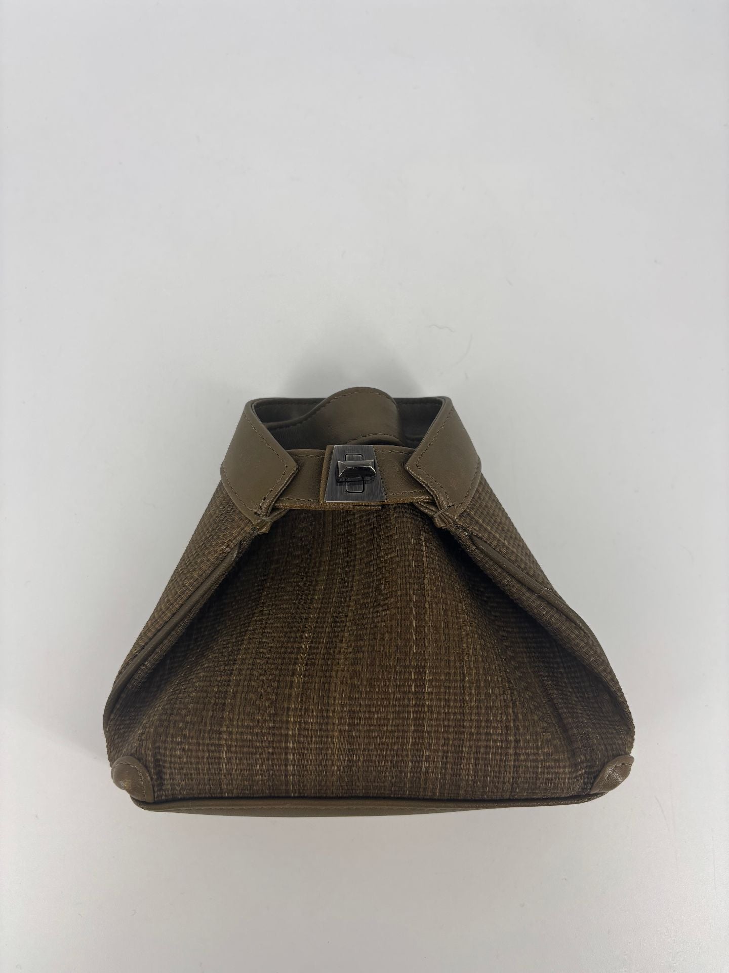 Mini pochette Akris cuir tressé kaki forme trapèze fermoir pivotant – 15 × 15 cm-5