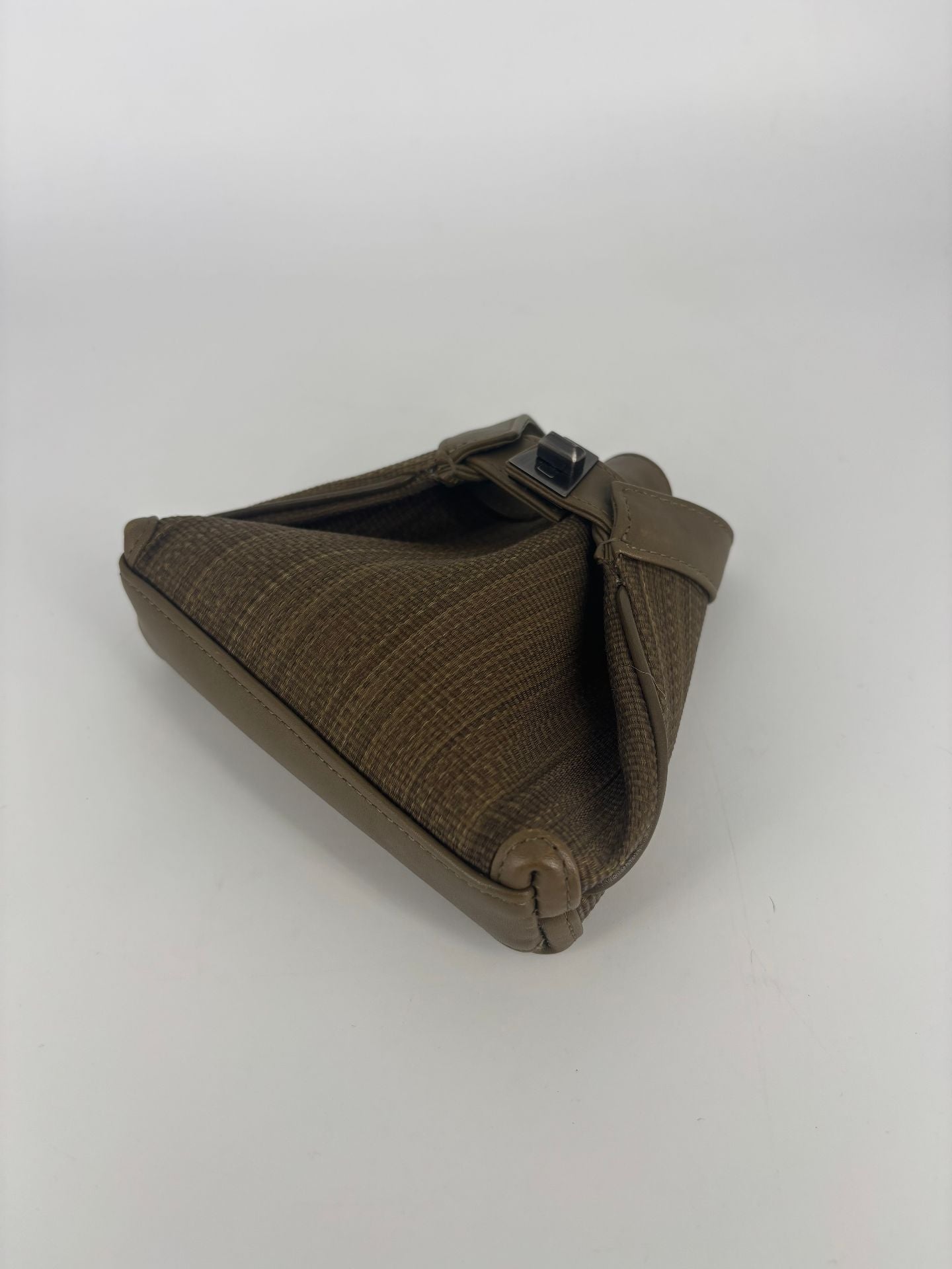 Mini pochette Akris cuir tressé kaki forme trapèze fermoir pivotant – 15 × 15 cm-2