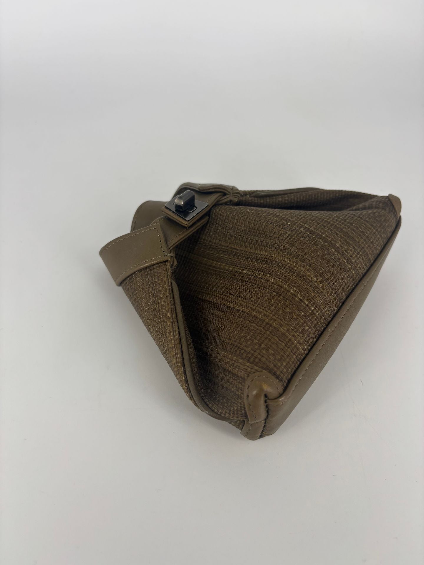 Mini pochette Akris cuir tressé kaki forme trapèze fermoir pivotant – 15 × 15 cm-3