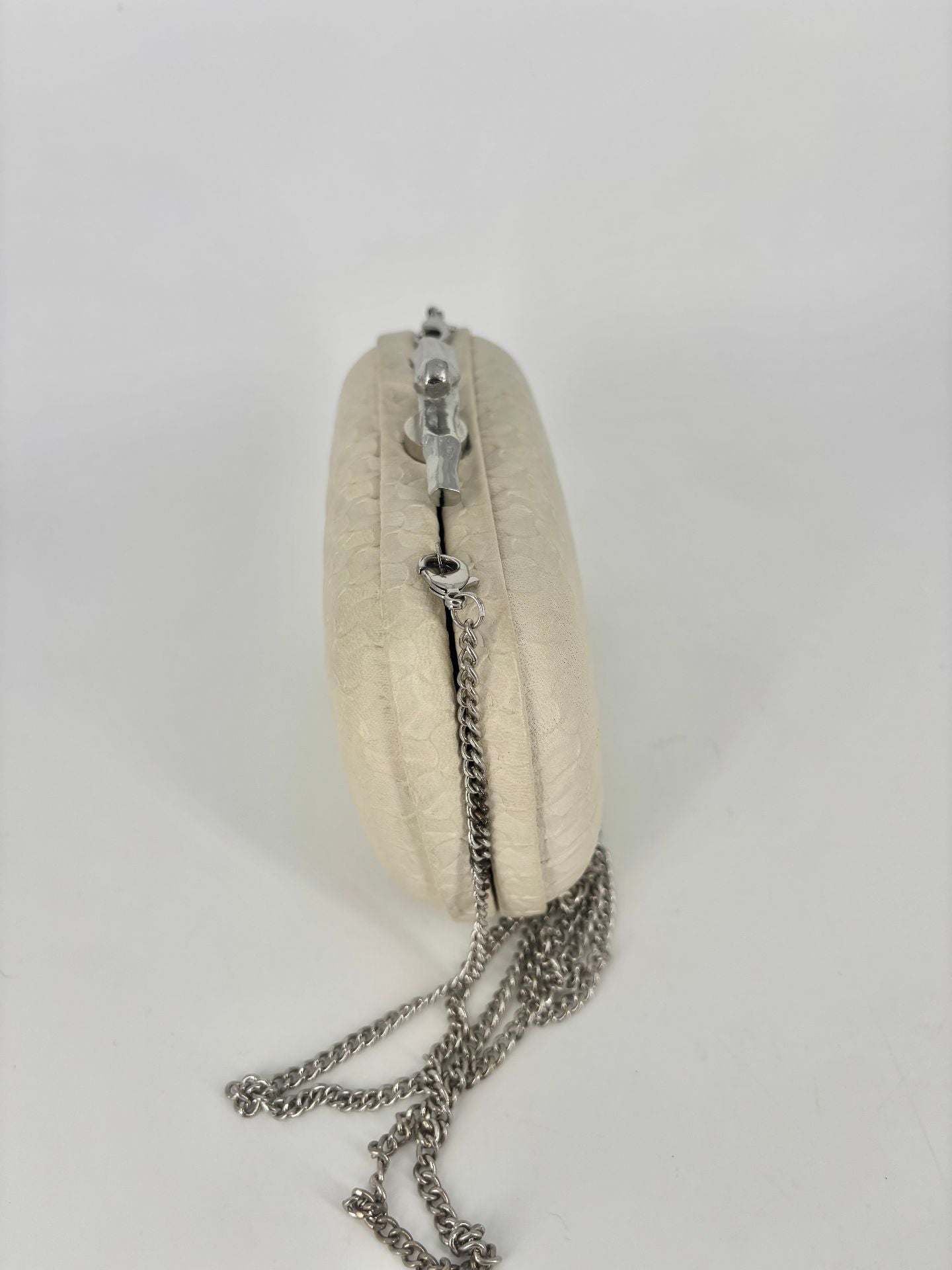 Pochette Diane von Furstenberg cuir écailles beige fermoir argenté chaîne – 15 × 9 cm-4
