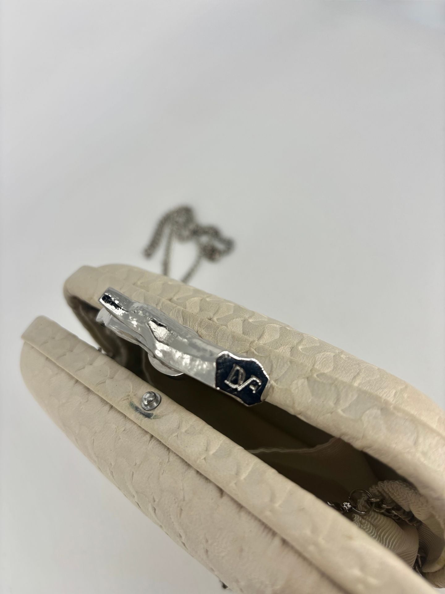 Pochette Diane von Furstenberg cuir écailles beige fermoir argenté chaîne – 15 × 9 cm-8
