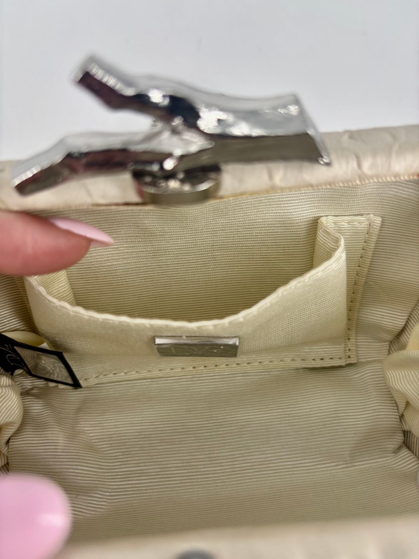 Pochette Diane von Furstenberg cuir écailles beige fermoir argenté chaîne – 15 × 9 cm-9