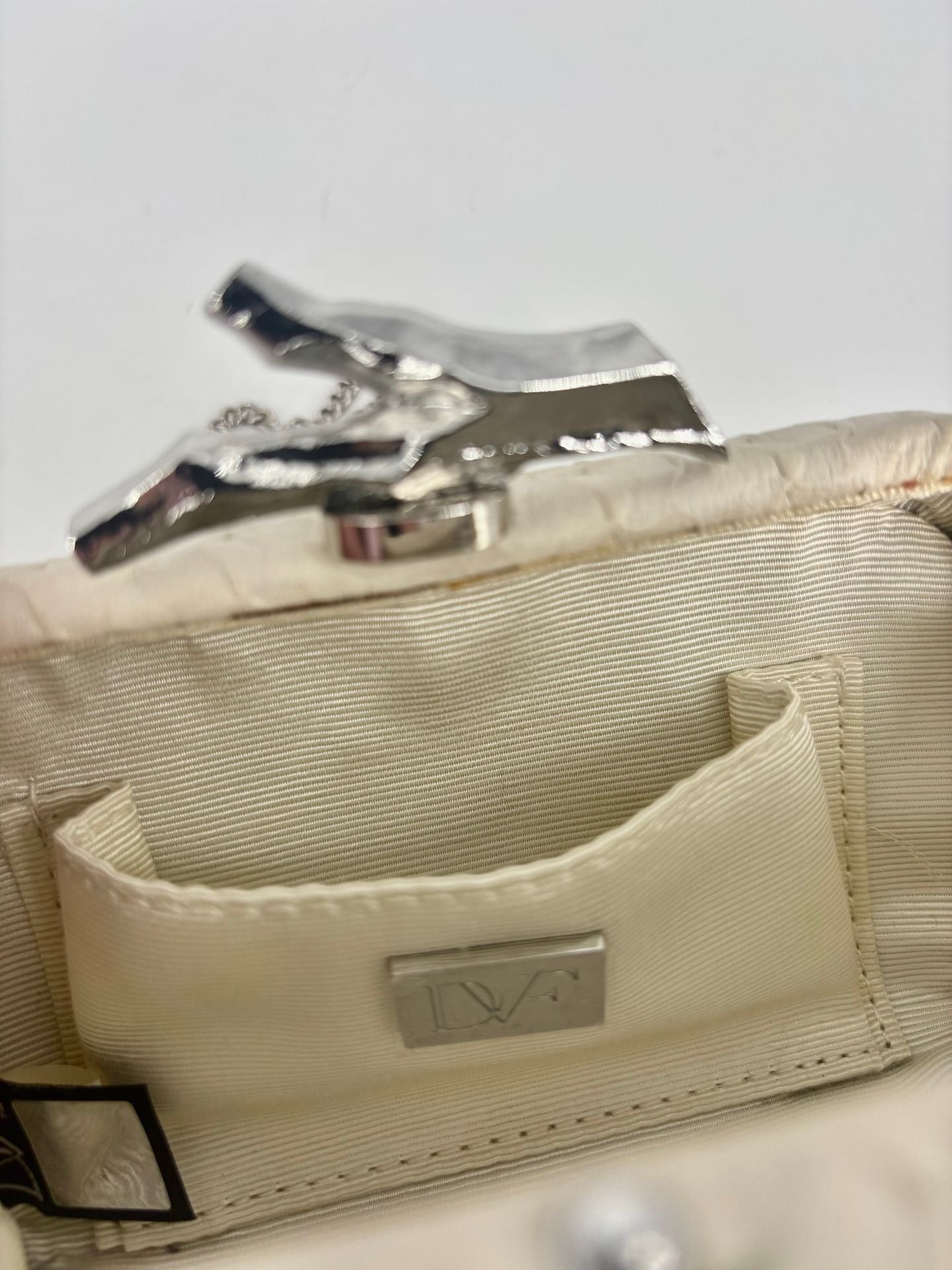 Pochette Diane von Furstenberg cuir écailles beige fermoir argenté chaîne – 15 × 9 cm-10