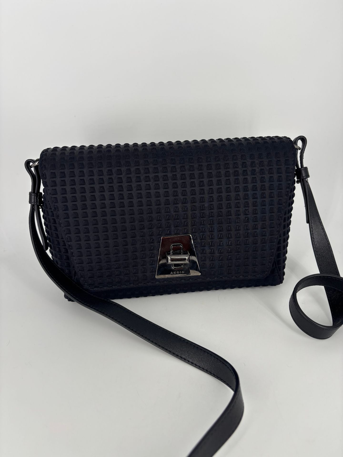 Sac Akris Anouk Little Day tissu techno texturé noir cuir verrou pivotant – 11,4 × 18 × 7,6 cm-2