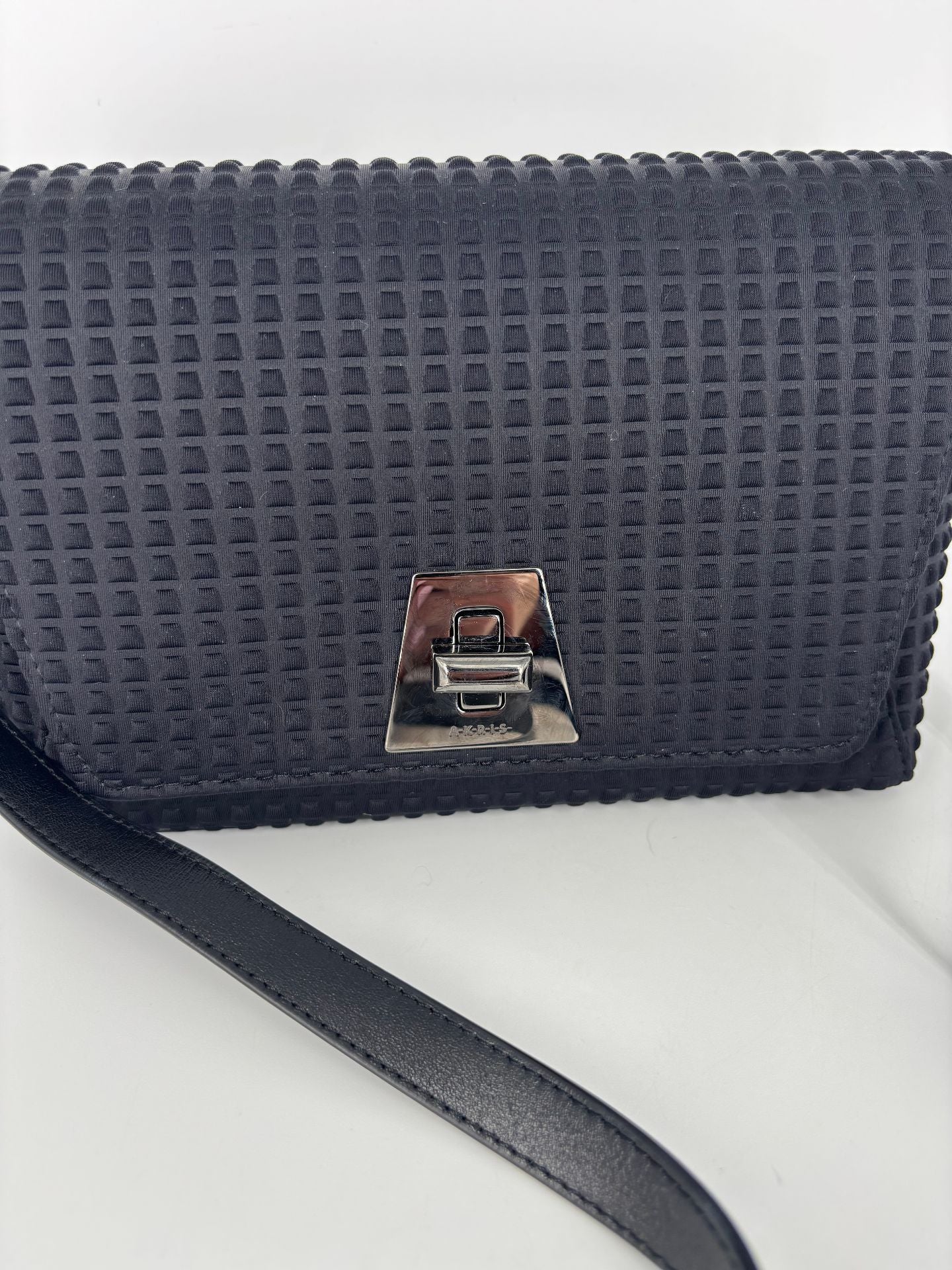 Sac Akris Anouk Little Day tissu techno texturé noir cuir verrou pivotant – 11,4 × 18 × 7,6 cm-3