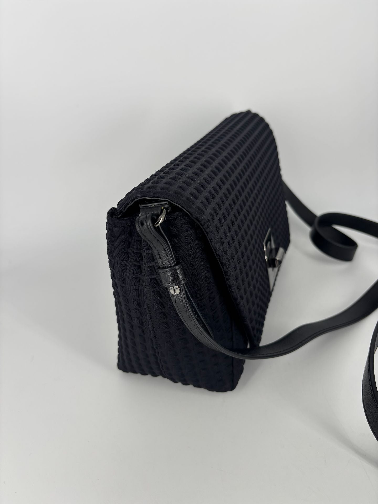 Sac Akris Anouk Little Day tissu techno texturé noir cuir verrou pivotant – 11,4 × 18 × 7,6 cm-4
