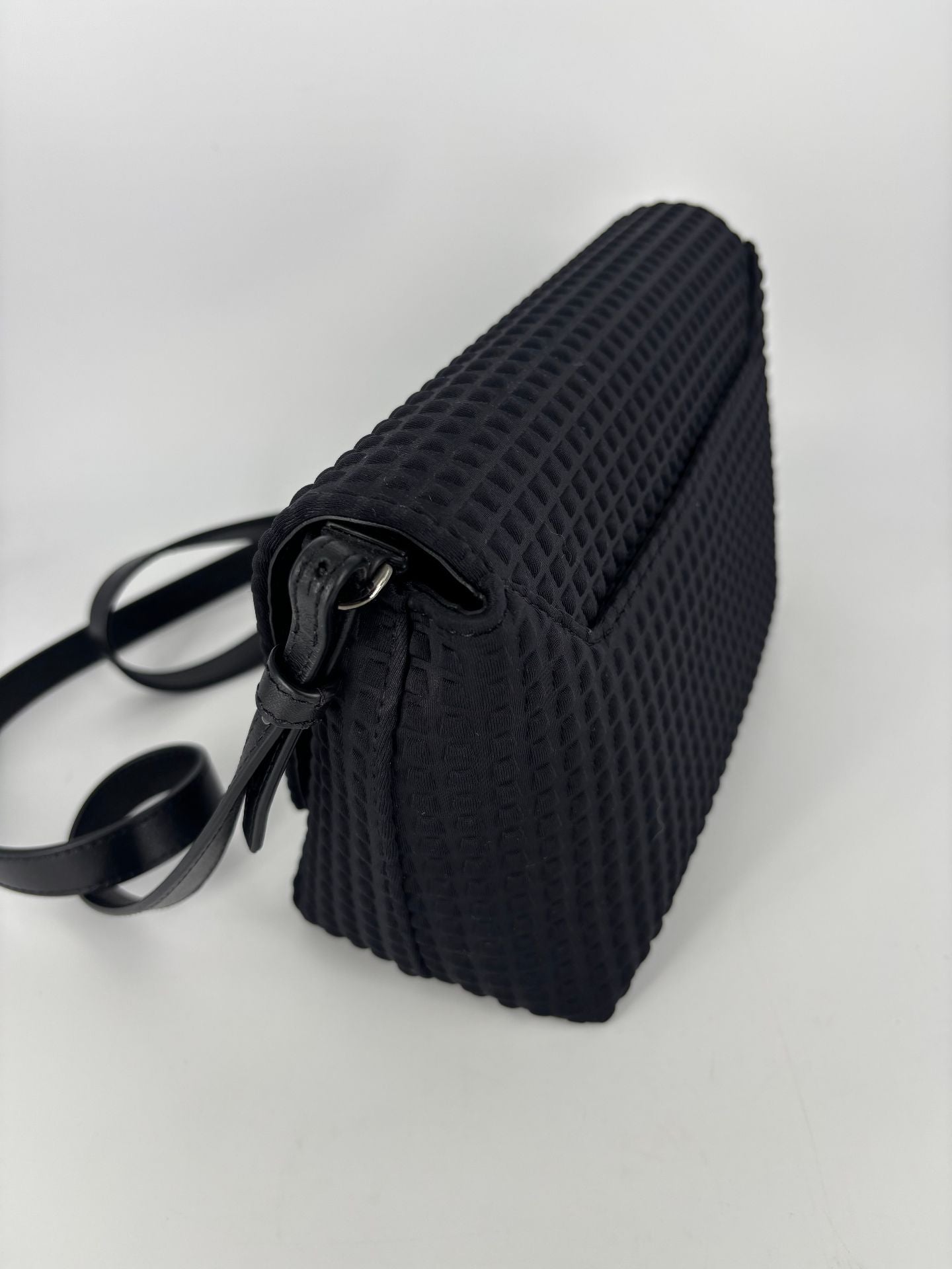 Sac Akris Anouk Little Day tissu techno texturé noir cuir verrou pivotant – 11,4 × 18 × 7,6 cm-6