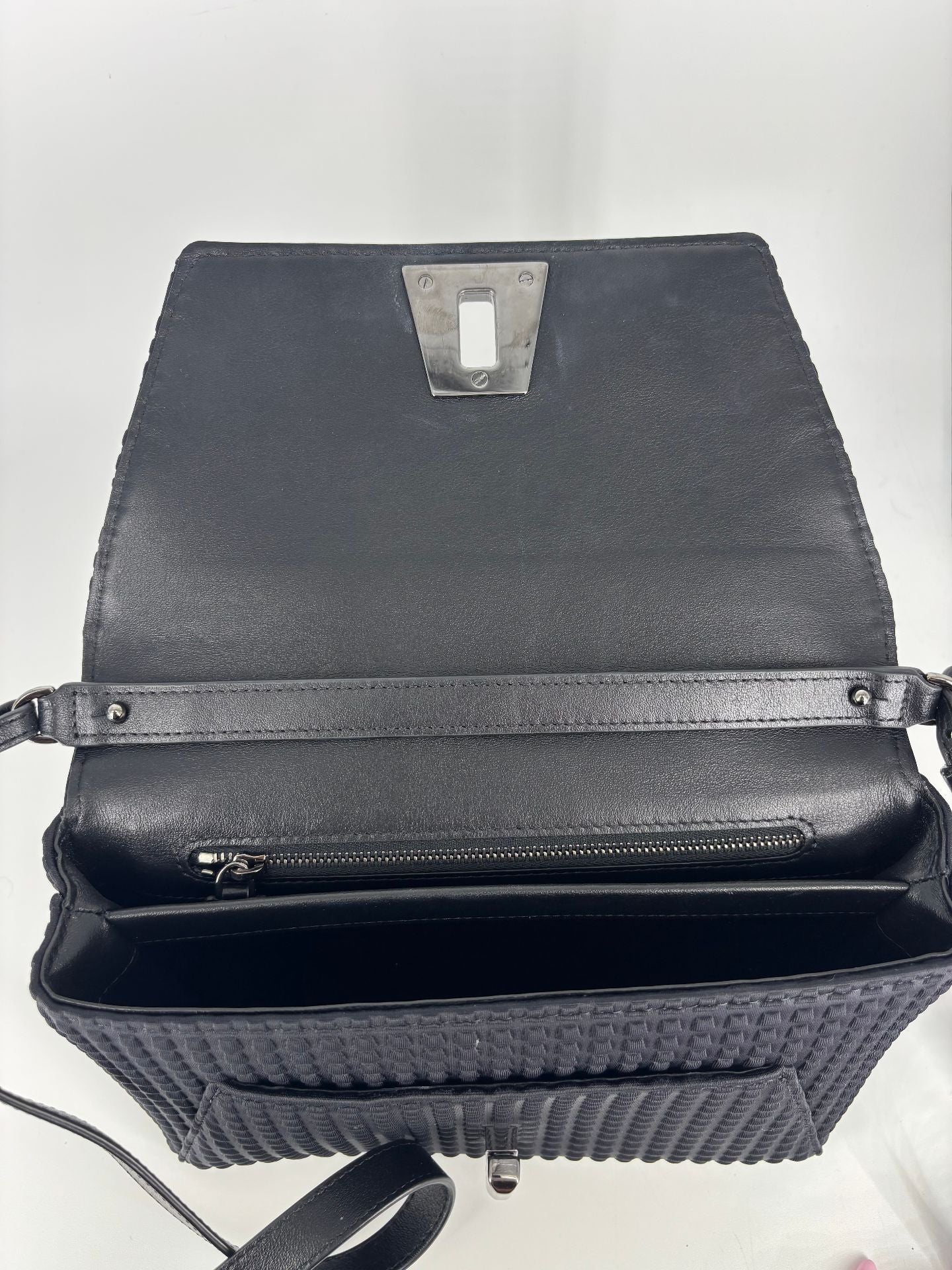 Sac Akris Anouk Little Day tissu techno texturé noir cuir verrou pivotant – 11,4 × 18 × 7,6 cm-7