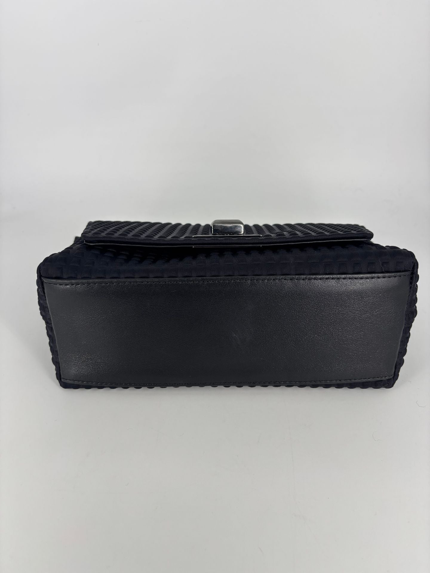 Sac Akris Anouk Little Day tissu techno texturé noir cuir verrou pivotant – 11,4 × 18 × 7,6 cm-10
