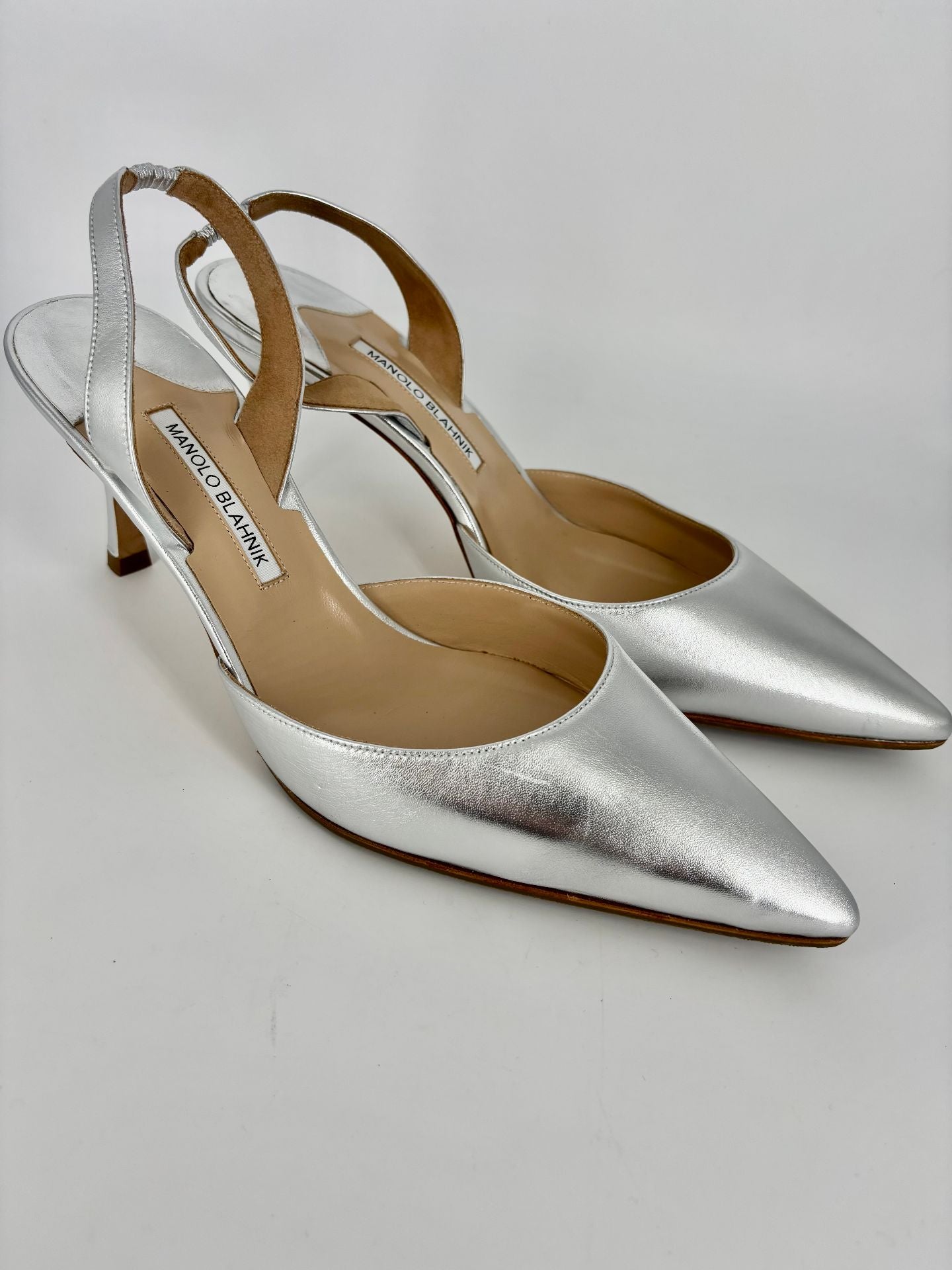 Escarpins Manolo Blahnik nappa agneau argenté bride arrière stiletto 70mm – T.42-5