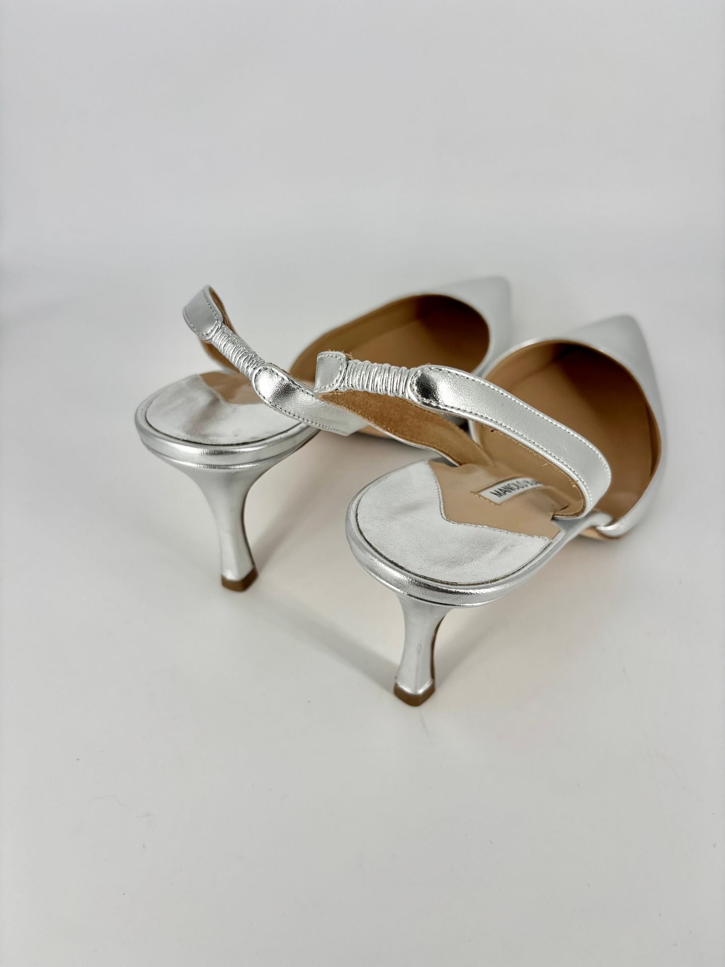 Escarpins Manolo Blahnik nappa agneau argenté bride arrière stiletto 70mm – T.42-6