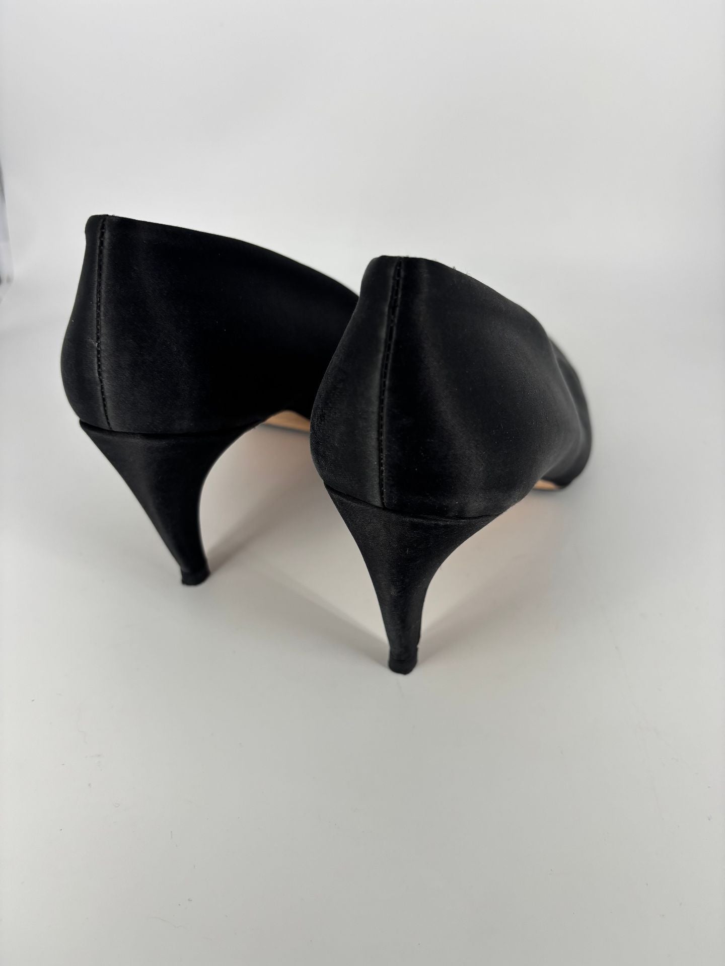 Escarpins Steiger satin noir bout pointu talon fin doublure cuir doré – T.41-4