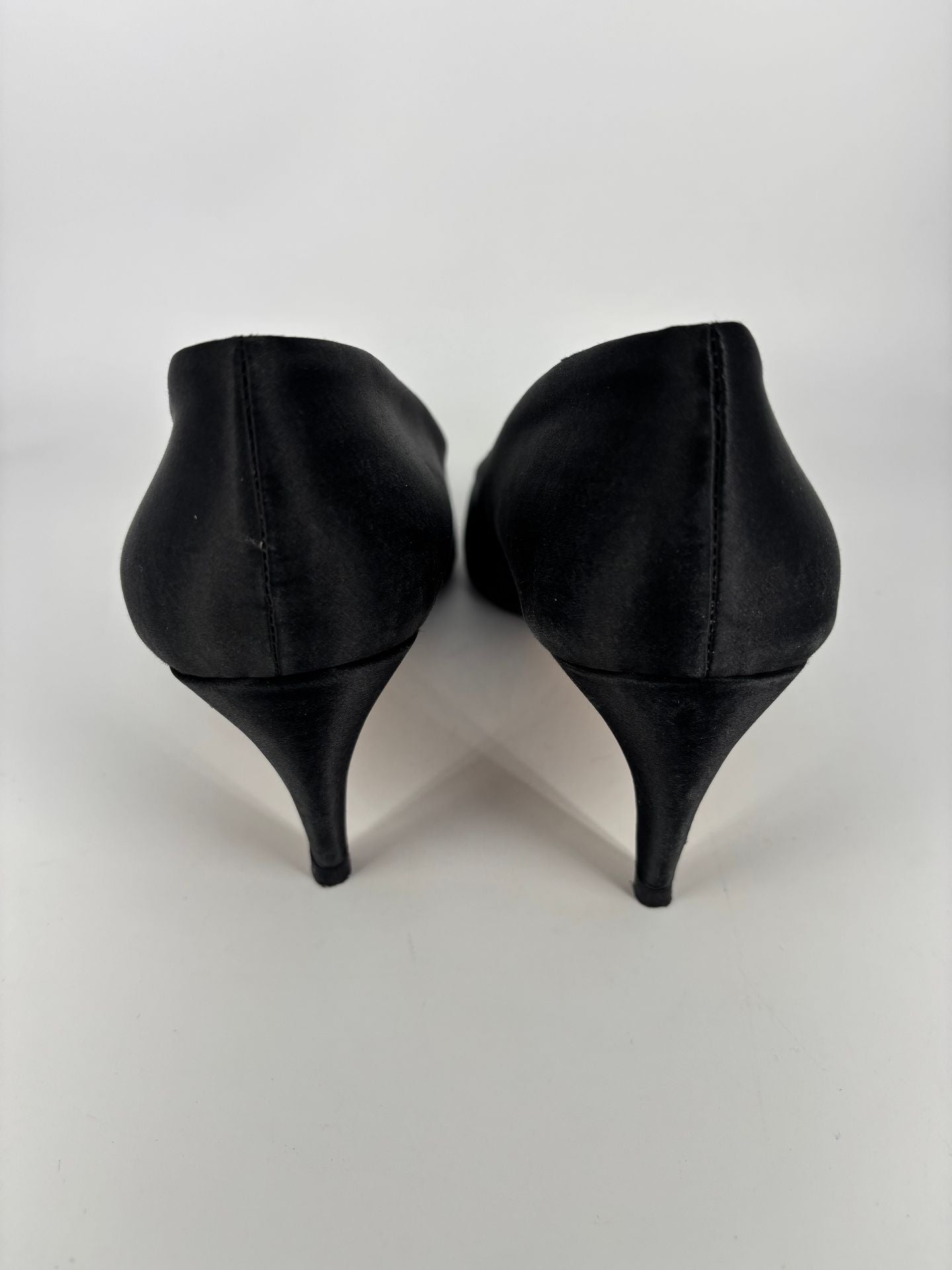Escarpins Steiger satin noir bout pointu talon fin doublure cuir doré – T.41-5