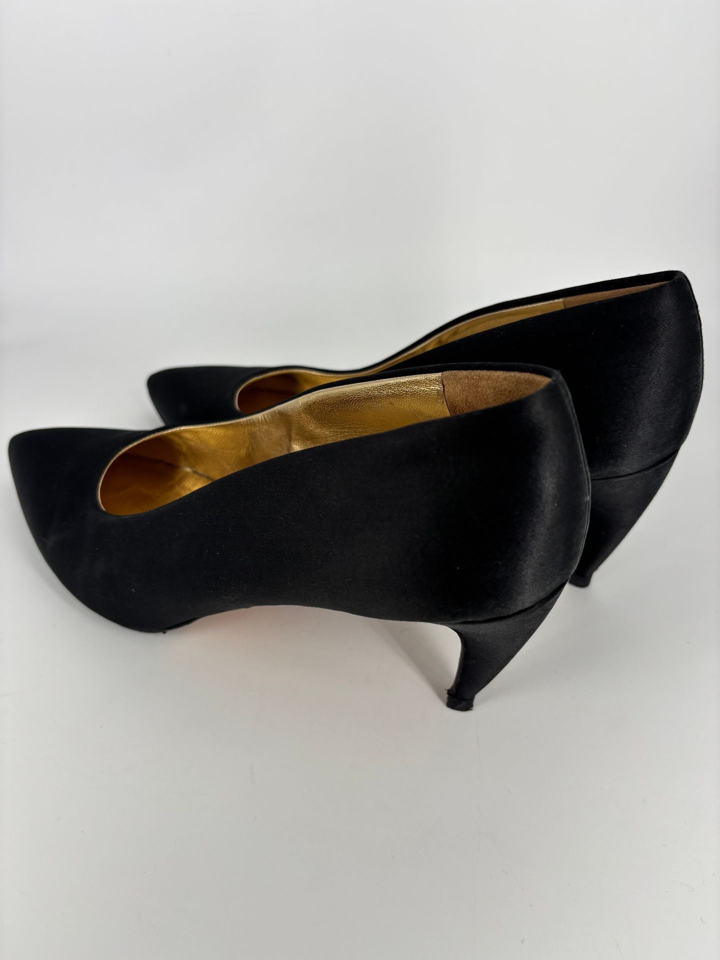 Escarpins Steiger satin noir bout pointu talon fin doublure cuir doré – T.41-6