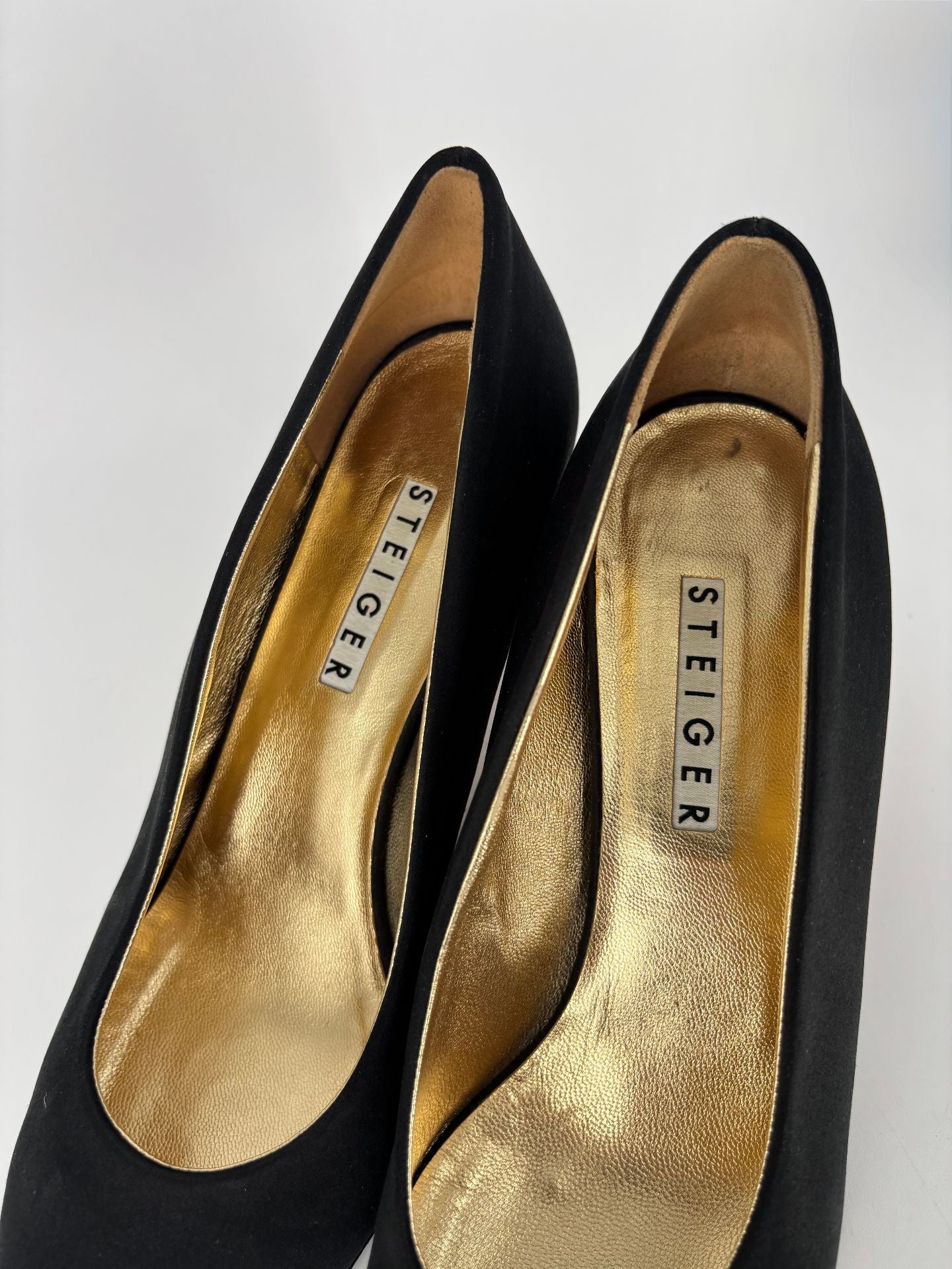 Escarpins Steiger satin noir bout pointu talon fin doublure cuir doré – T.41-8