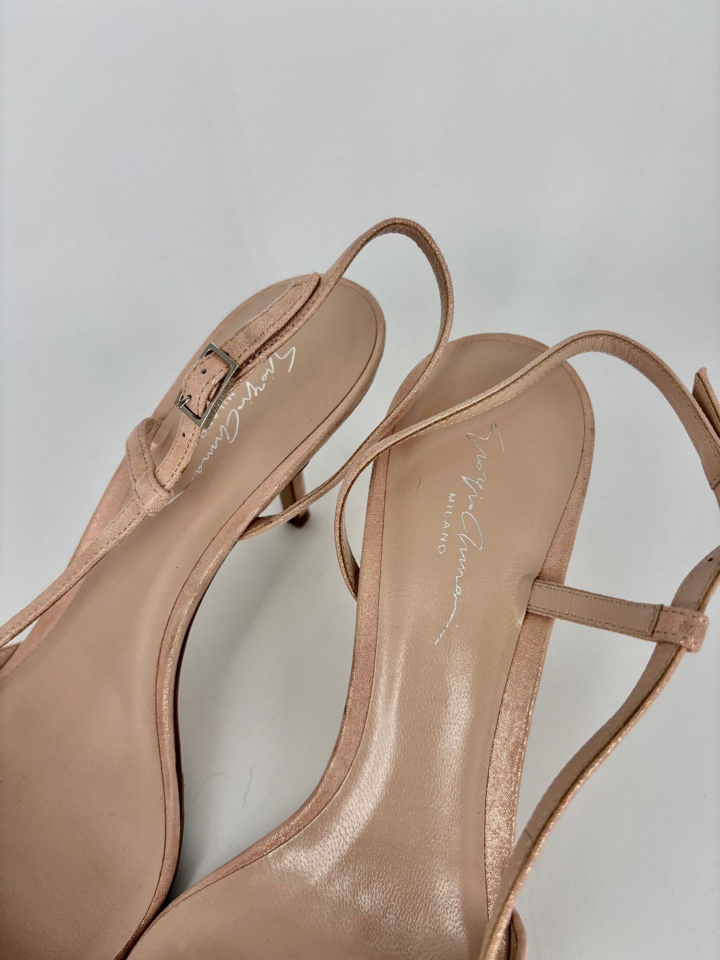 Escarpins Giorgio Armani daim rose poudré métallisé bride arrière talon fin – T.42-3