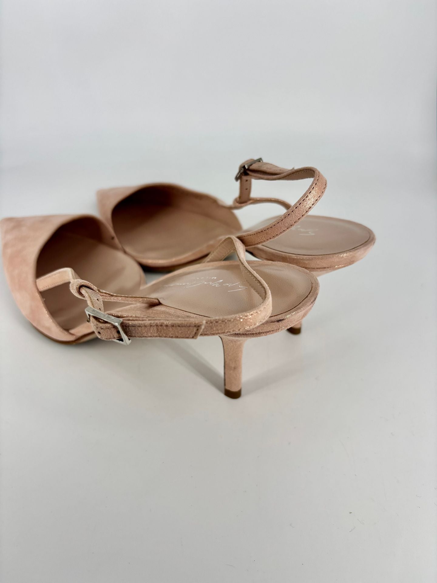 Escarpins Giorgio Armani daim rose poudré métallisé bride arrière talon fin – T.42-5