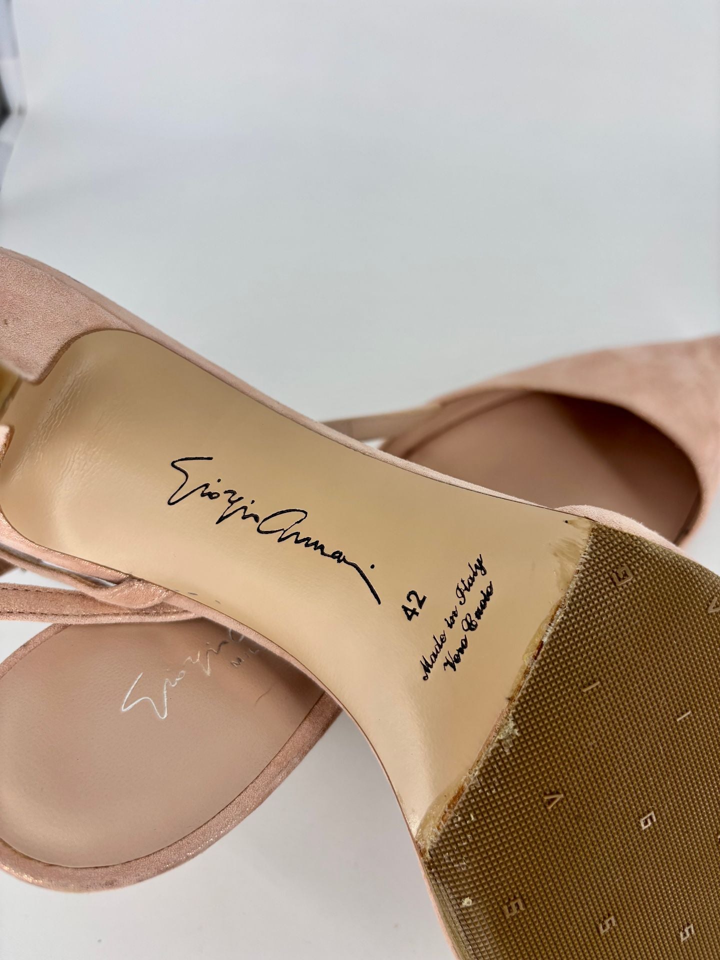 Escarpins Giorgio Armani daim rose poudré métallisé bride arrière talon fin – T.42-10