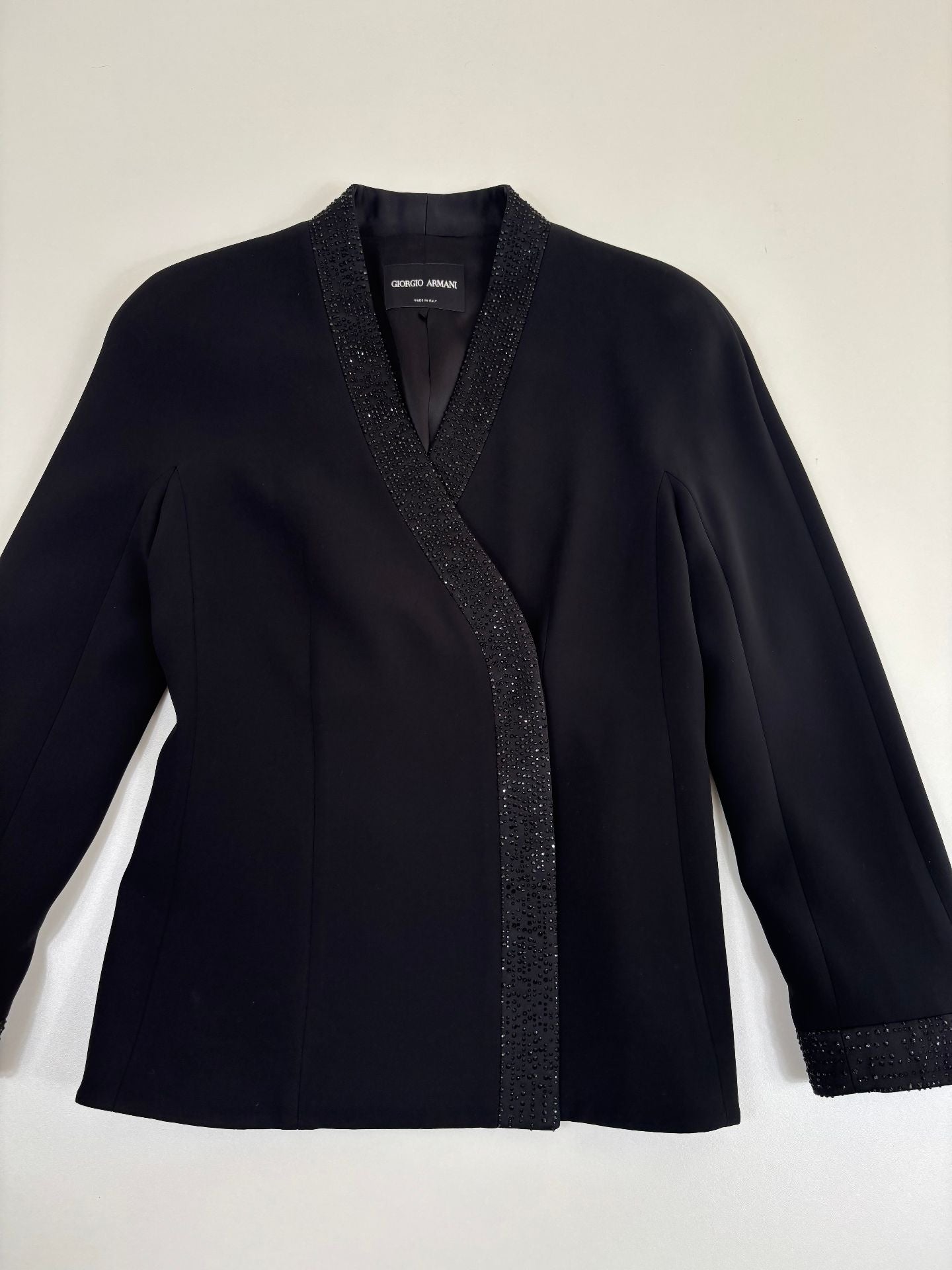 Veste Giorgio Armani soie noire col V cristaux noirs bordures épaulettes – T.42-4
