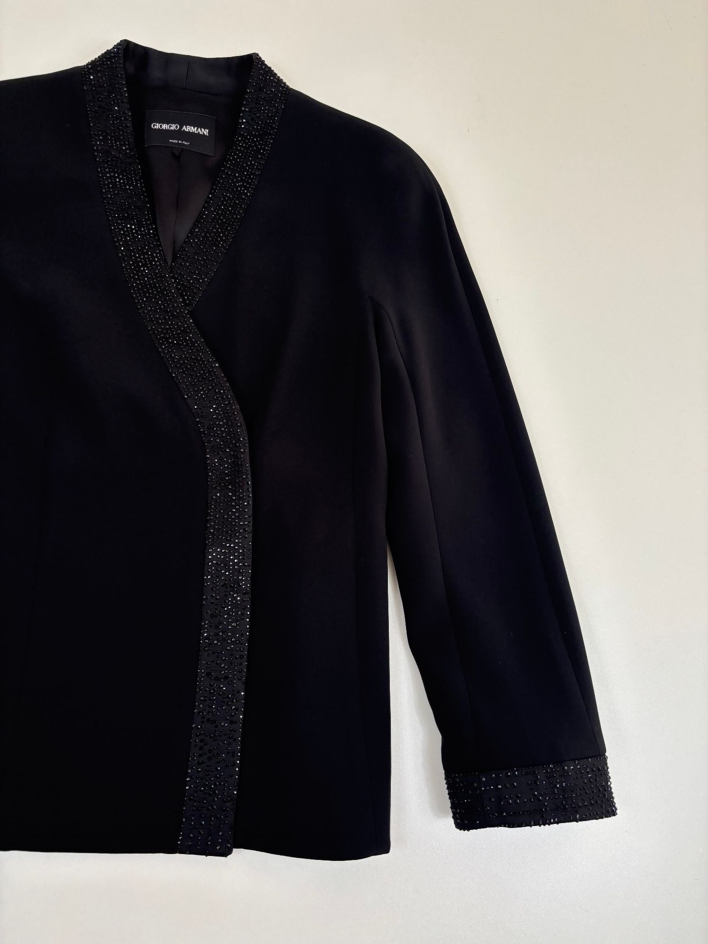 Veste Giorgio Armani soie noire col V cristaux noirs bordures épaulettes – T.42-2